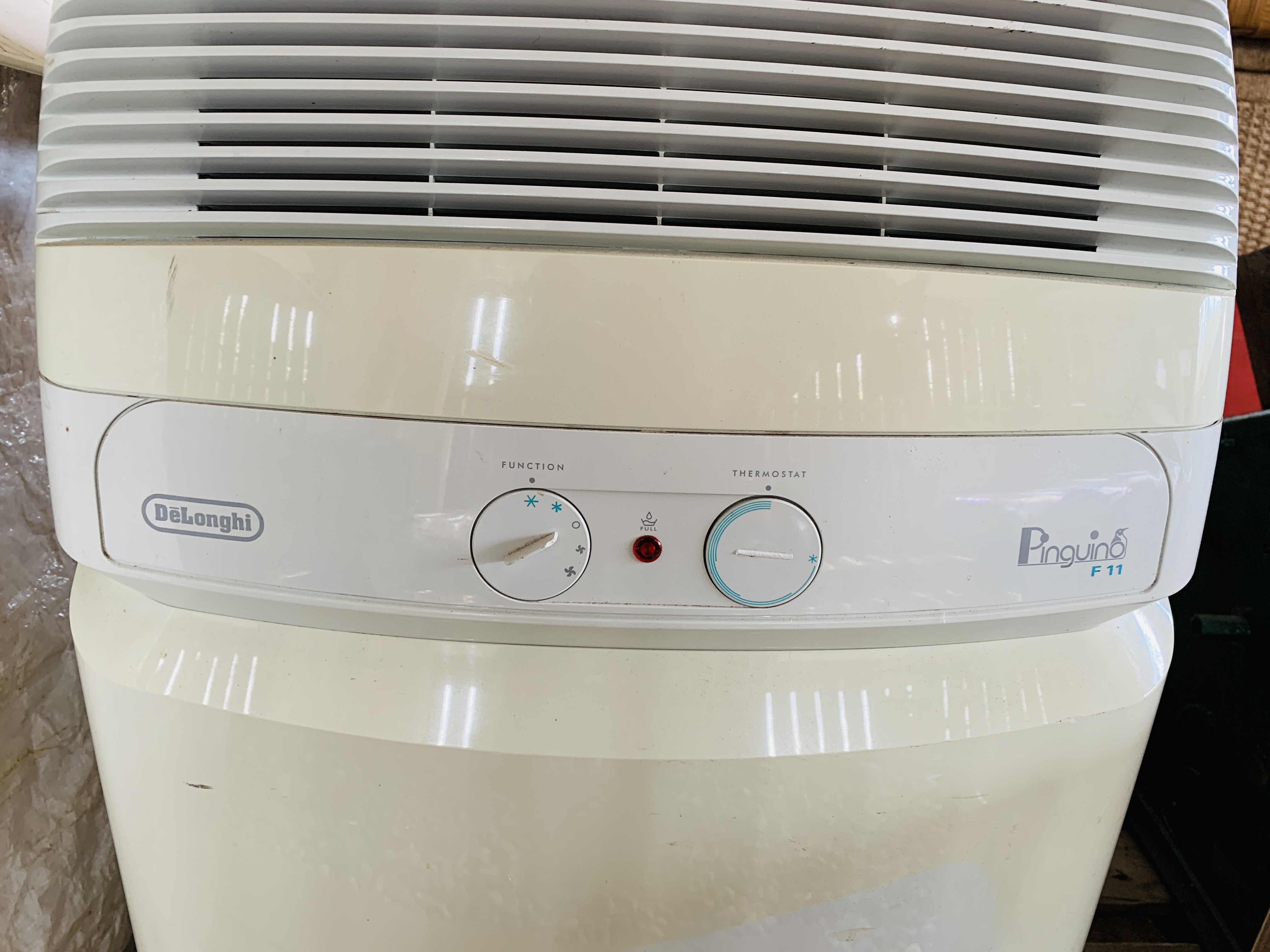 A DELONGHI PINGUINO F11 PORTABLE AIR CONDITIONING UNIT - SOLD AS SEEN - Image 3 of 4
