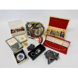 A VARIED COLLECTION OF COSTUME JEWELLERY TO INCLUDE STRATTON COMPACT, BROOCHES,