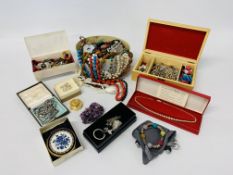 A VARIED COLLECTION OF COSTUME JEWELLERY TO INCLUDE STRATTON COMPACT, BROOCHES,