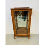 A SMALL MAHOGANY FINISH CHINA DISPLAY CABINET.