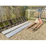 A PAIR OF HEAVY DUTY GALVANISED RAMPS AND TWO HYDRAULIC PALLET TRUCKS (MAY REQUIRE ATTENTION) -