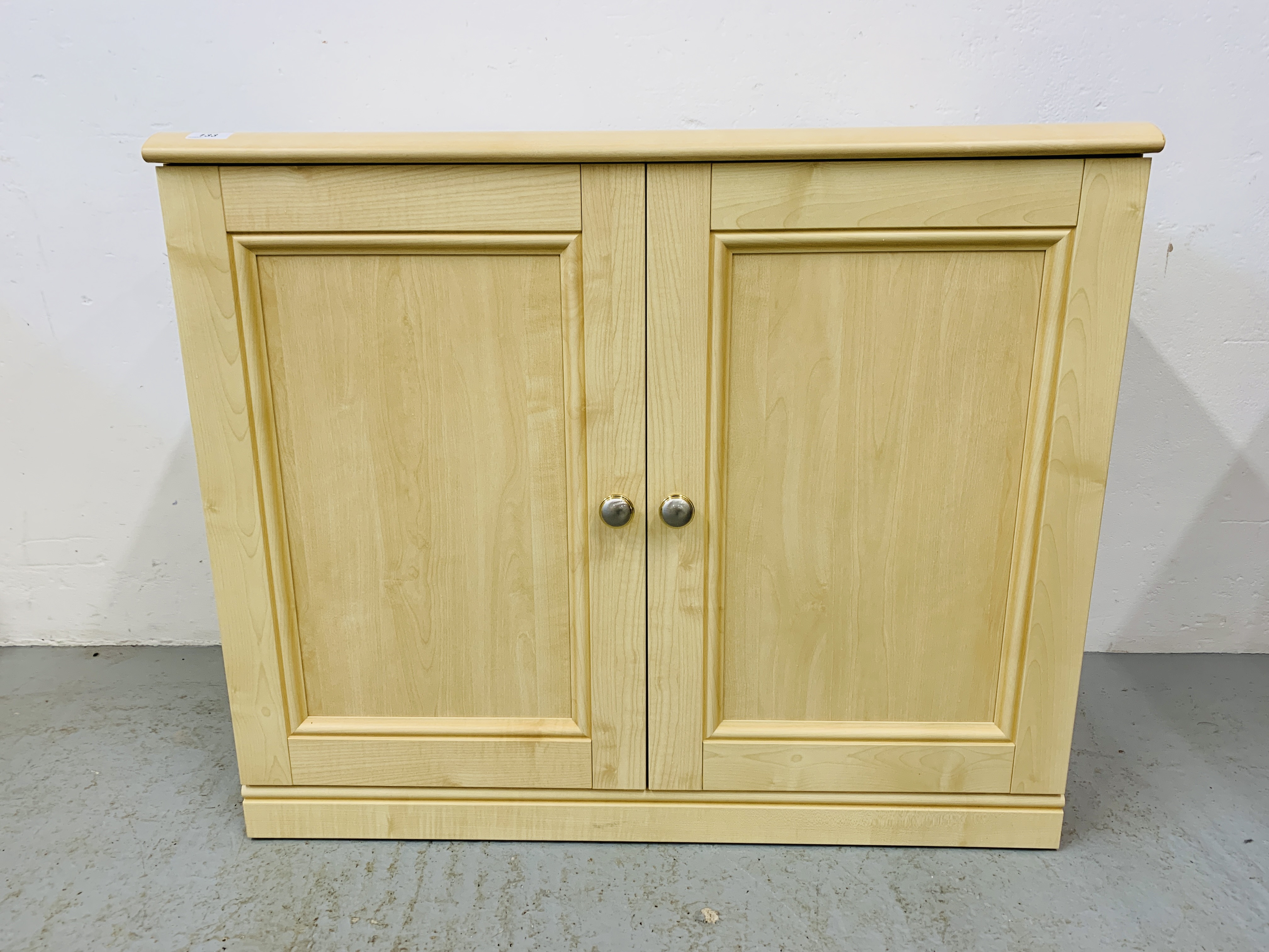 A LIGHT ASH FINISH TWO DOOR SHELVED STORAGE CABINET. WIDTH 90cm, HEIGHT 76cm, DEPTH 45cm. - Image 3 of 6