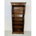 A REPRODUCTION MAHOGANY FULL HEIGHT BOOK SHELF, WIDTH 77cm, DEPTH 32cm,