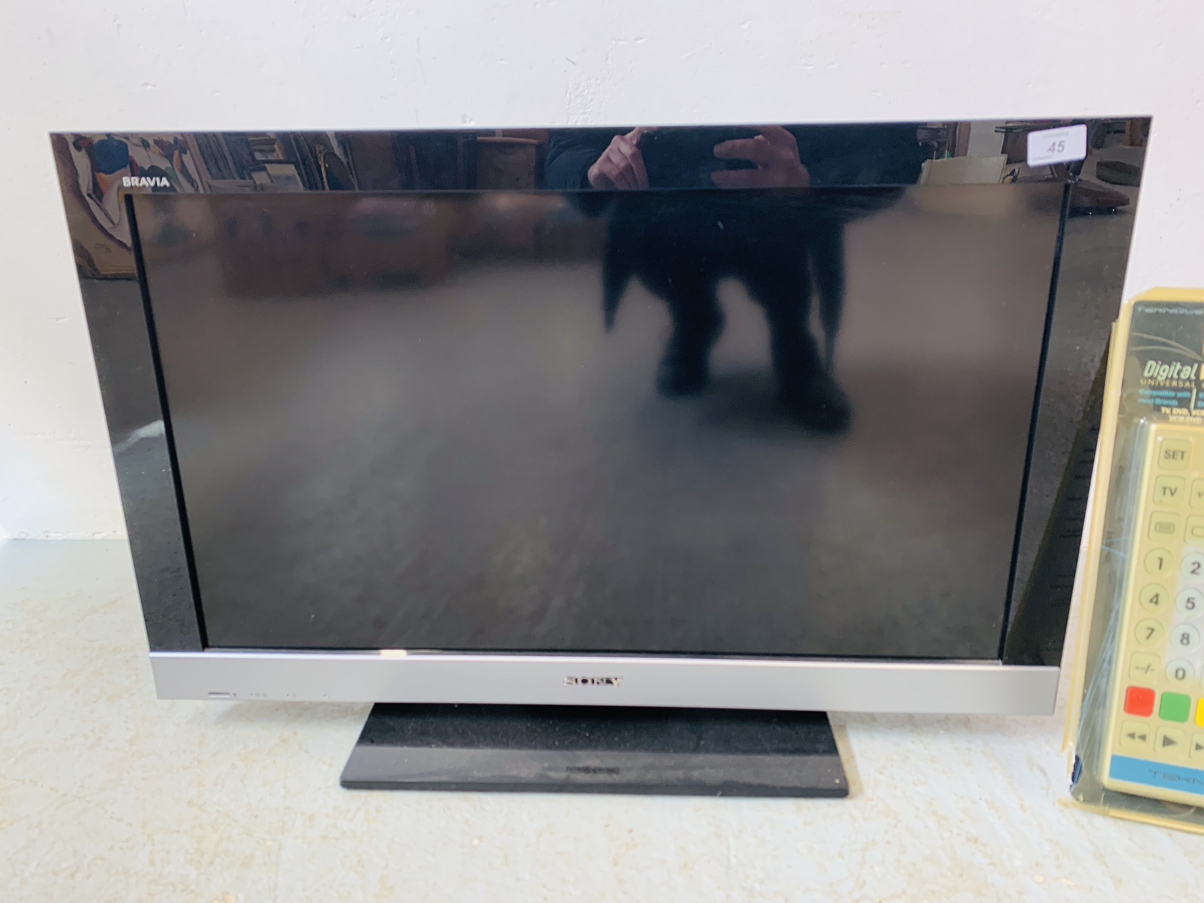 A SONY BRAVIA 32 INCH TELEVISION PLUS OVERSIZE REMOTE - SOLD AS SEEN - Image 2 of 7