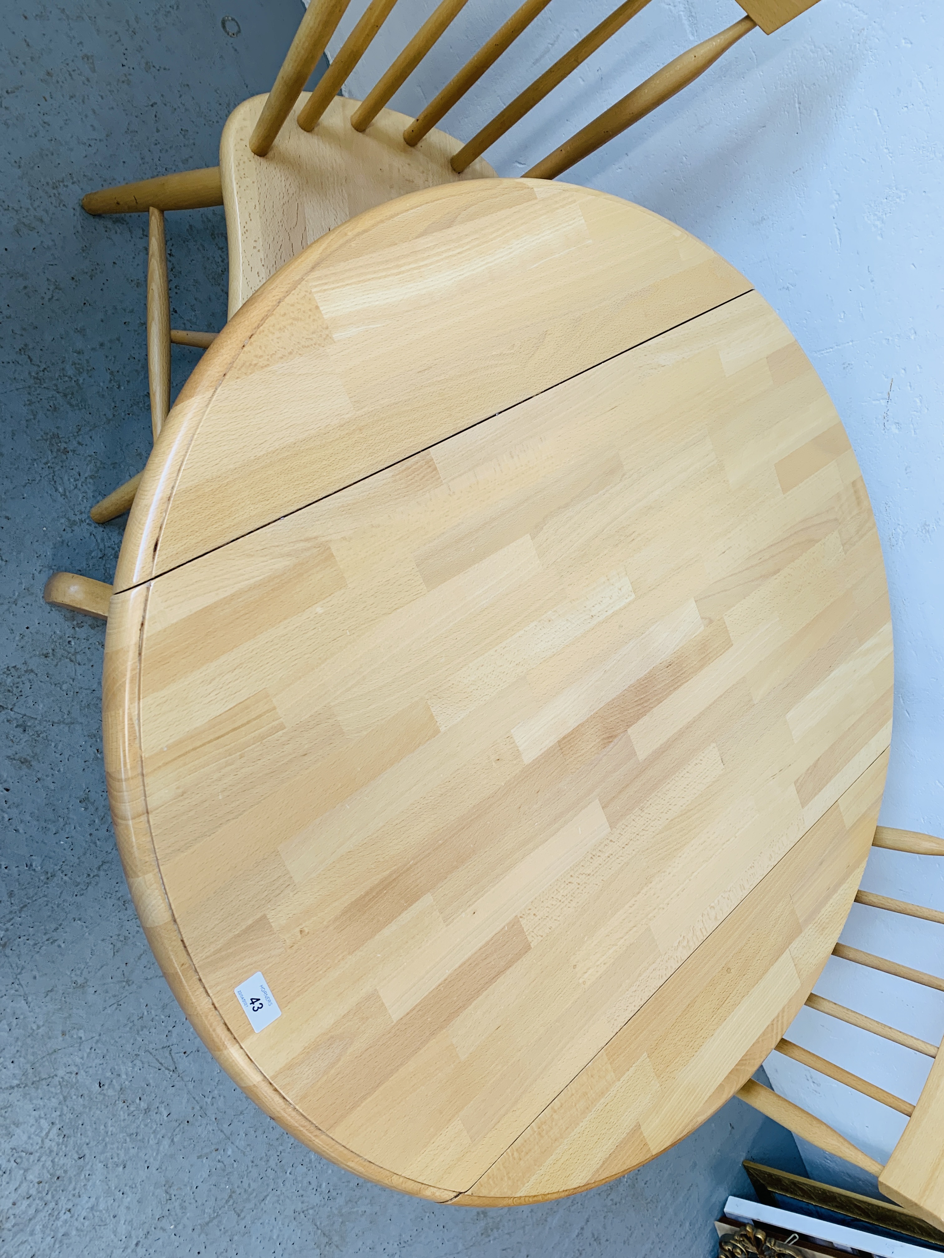 A CIRCULAR DROP SIDE BEECH WOOD KITCHEN TABLE WITH FOUR CHAIRS - Image 6 of 6