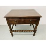 A LOW LEVEL SOLID OAK SINGLE DRAWER SIDE TABLE WITH BOBBIN DETAIL LEGS AND STRETCHER, WIDTH 73cm,