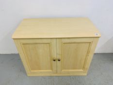 A LIGHT ASH FINISH TWO DOOR SHELVED STORAGE CABINET. WIDTH 90cm, HEIGHT 76cm, DEPTH 45cm.