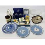 ROYAL WORCHESTER "HOLLY RIBBONS" SET OF SIX PLACE MATS AND A MATCHING SET OF SIX COASTERS,