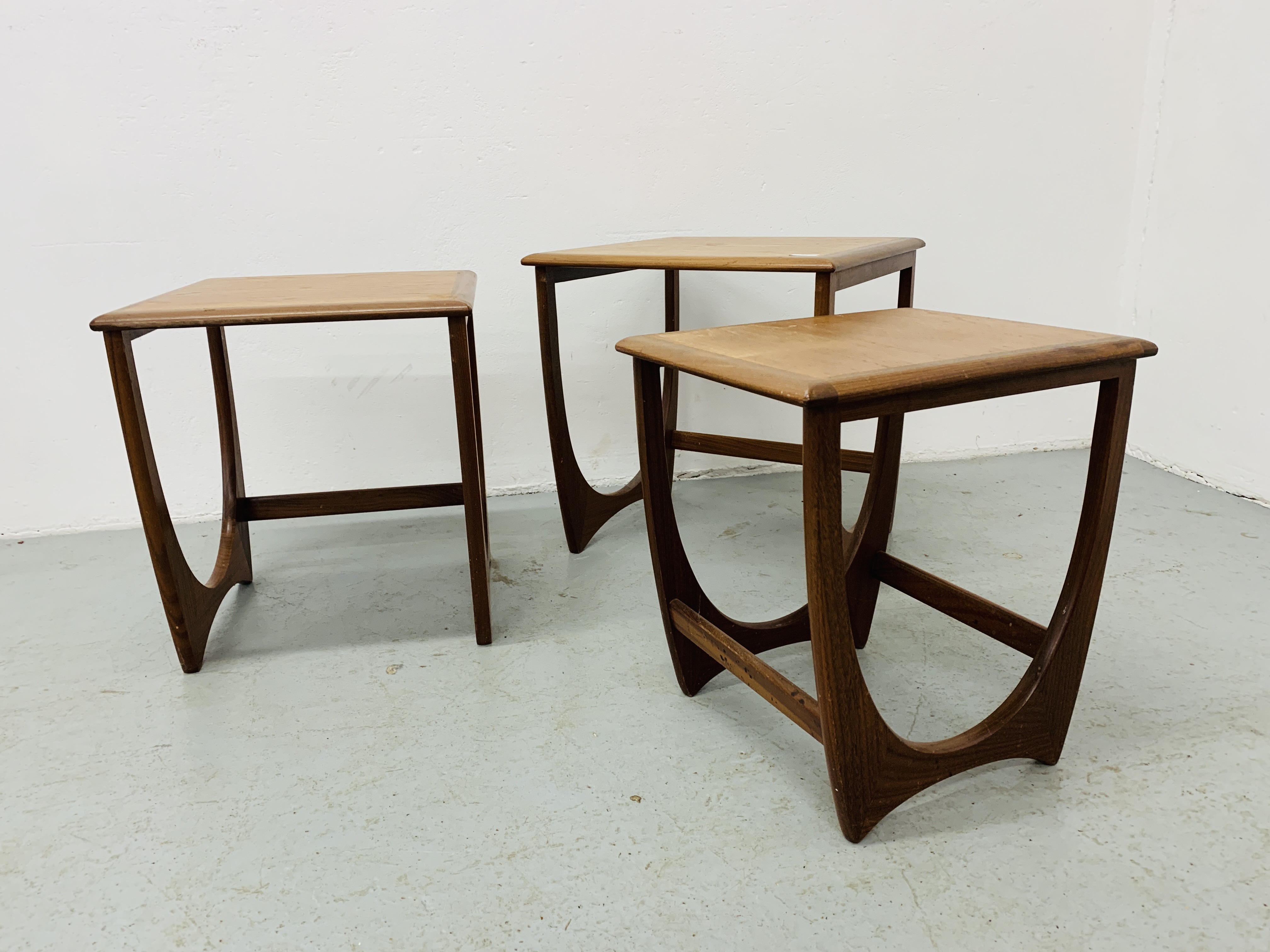 A G PLAN TEAK RETRO STYLE GRADUATED SET OF THREE OCCASIONAL TABLES - Image 6 of 6