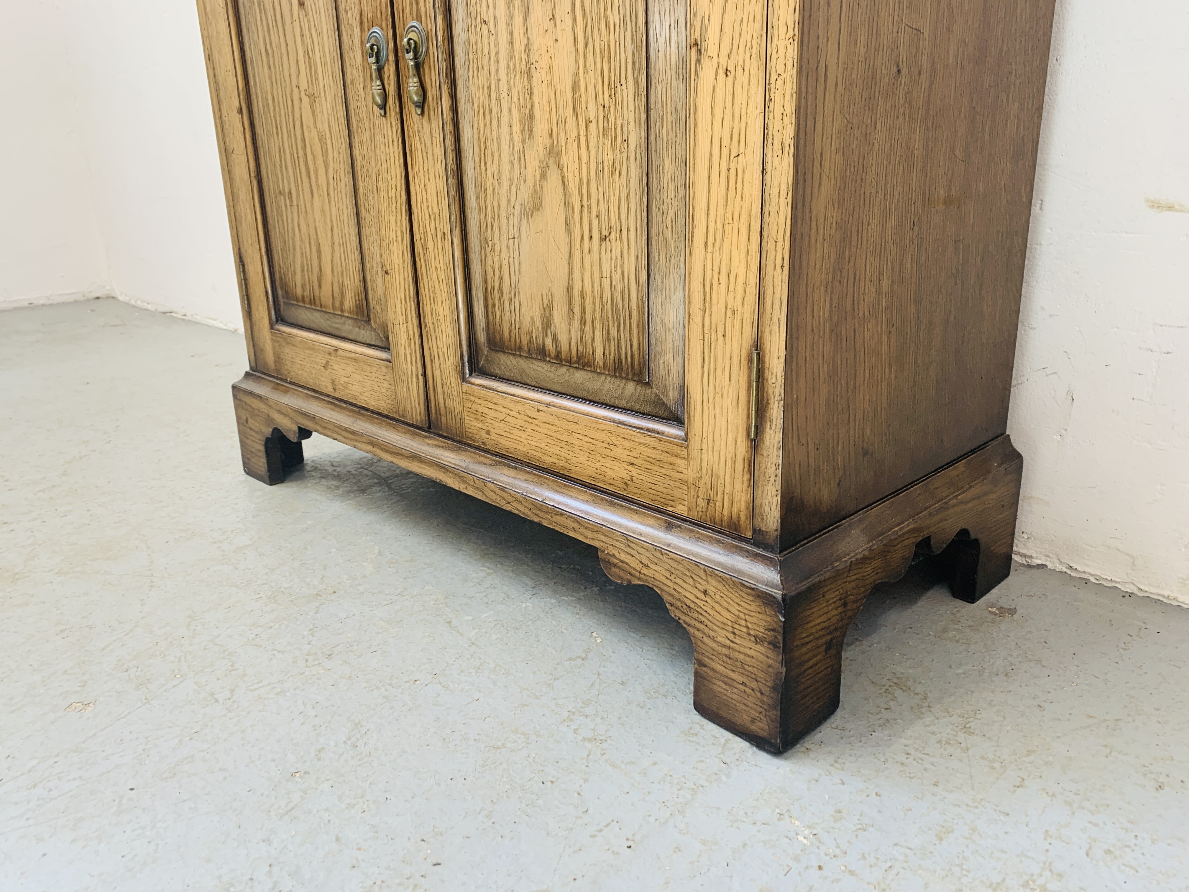 A QUALITY REPRODUCTION OAK BOOKCASE WITH CUPBOARD BASE BY DAVID NOTTAGE CABINET MAKER - W 75cm. - Image 9 of 14