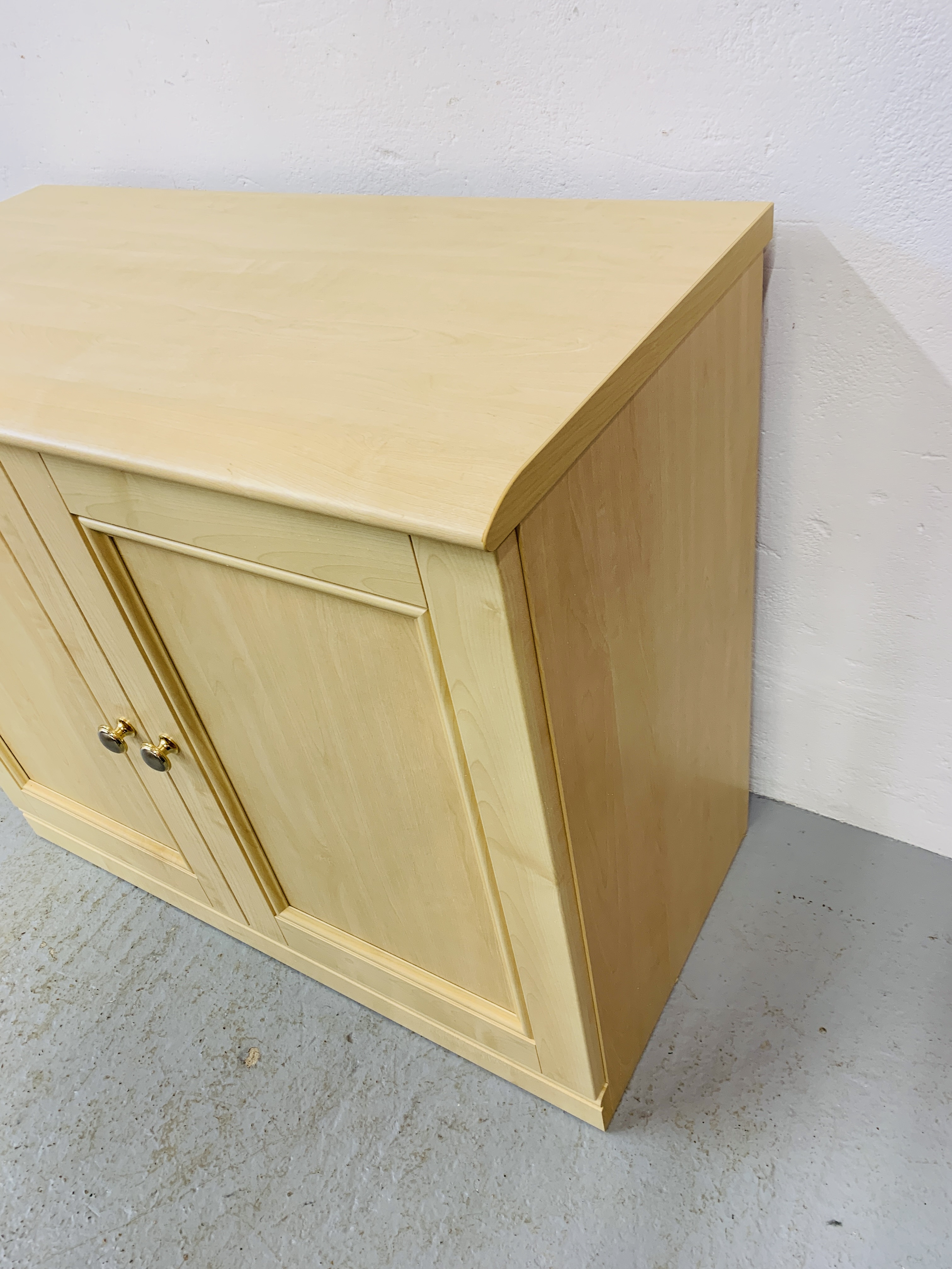 A LIGHT ASH FINISH TWO DOOR SHELVED STORAGE CABINET. WIDTH 90cm, HEIGHT 76cm, DEPTH 45cm. - Image 4 of 6