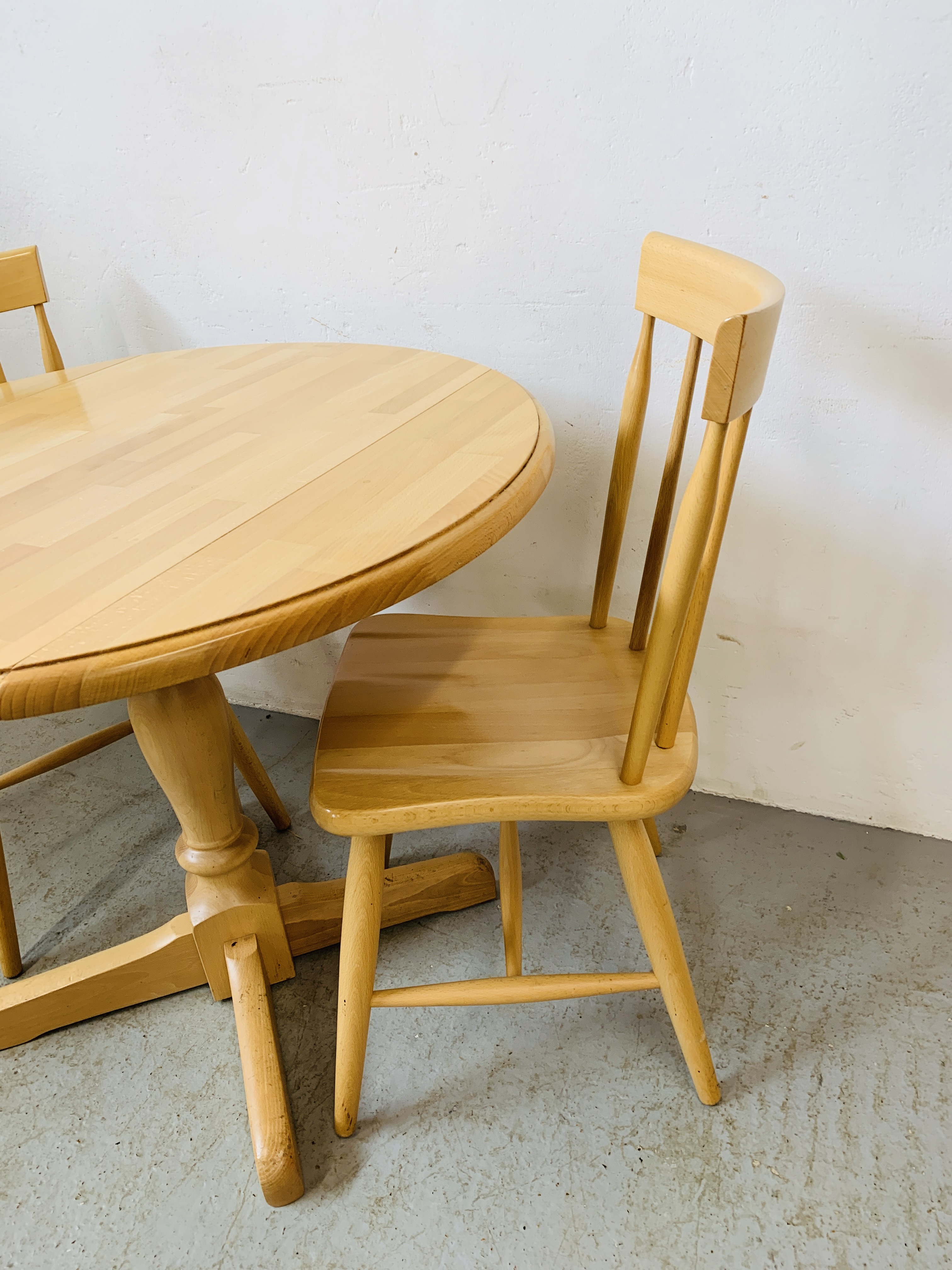 A CIRCULAR DROP SIDE BEECH WOOD KITCHEN TABLE WITH FOUR CHAIRS - Image 4 of 6