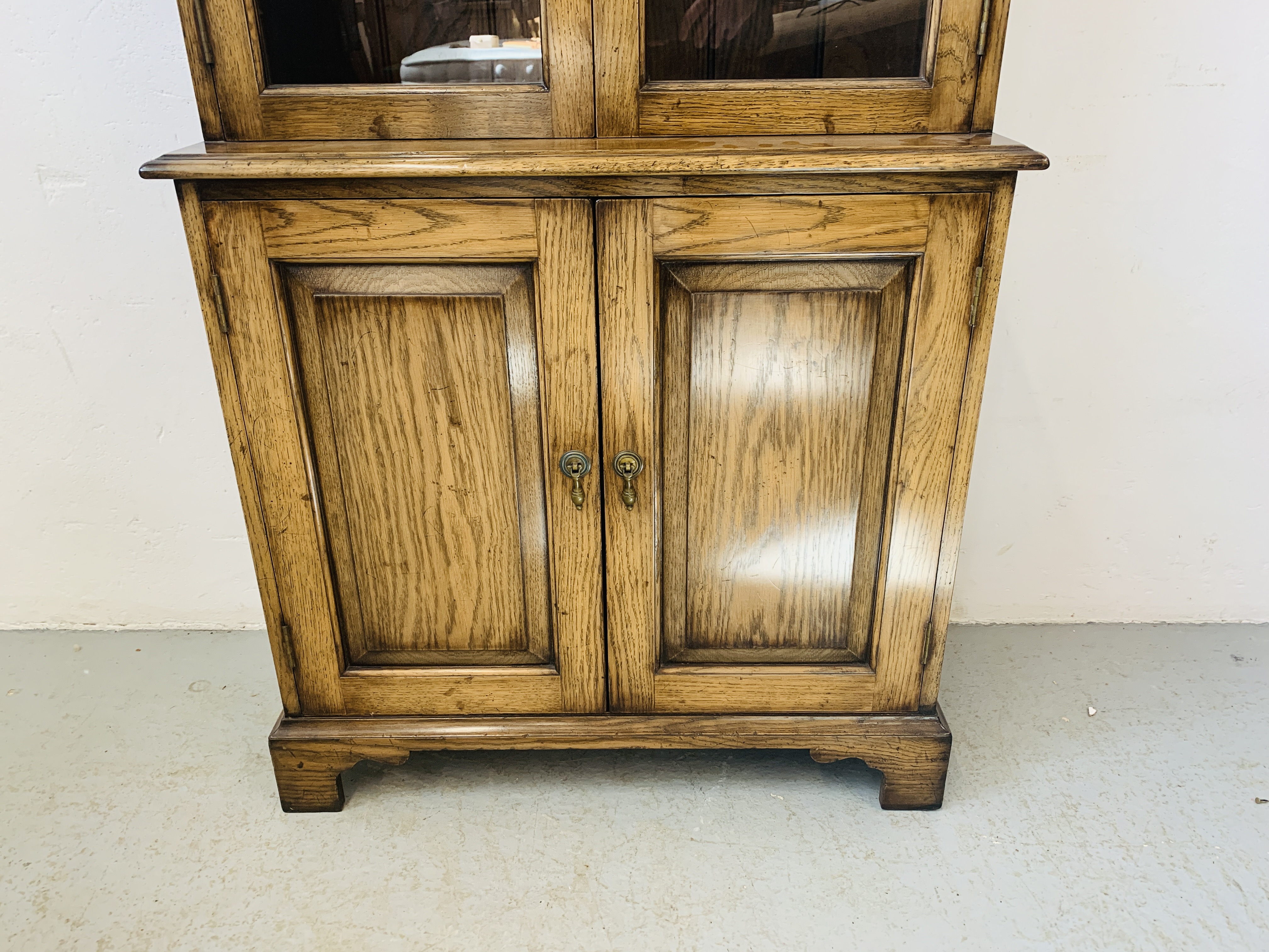 A QUALITY REPRODUCTION OAK BOOKCASE WITH CUPBOARD BASE BY DAVID NOTTAGE CABINET MAKER - W 75cm. - Image 5 of 14