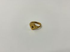 A 9CT GOLD SIGNET RING,
