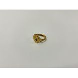 A 9CT GOLD SIGNET RING,