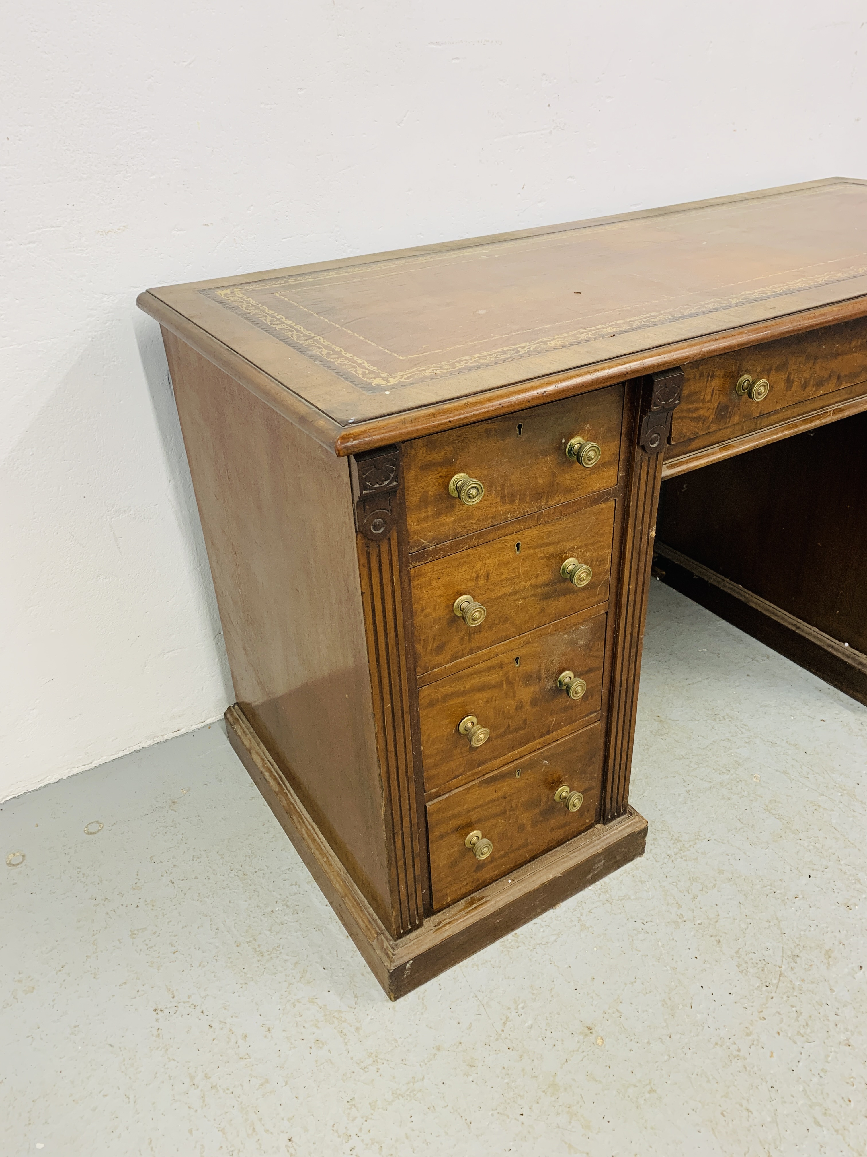 An Edwardian mahogany single piece nine drawer pedestal desk with inlaid tan leather top, - Image 5 of 18