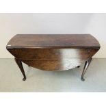 A MID C18TH OAK OVAL DROP LEAF DINING TABLE - LENGTH 124cm. WIDTH EXTENDED 120cm.