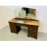 AN OAK FINISH TWIN PEDESTAL DRESSING TABLE, WIDTH 145cm OVERALL HEIGHT 135cm,