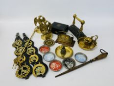 BOX OF MIXED VINTAGE BRASS WARE TO INCLUDE HORSE BRASSES, CHAMBER STICK,