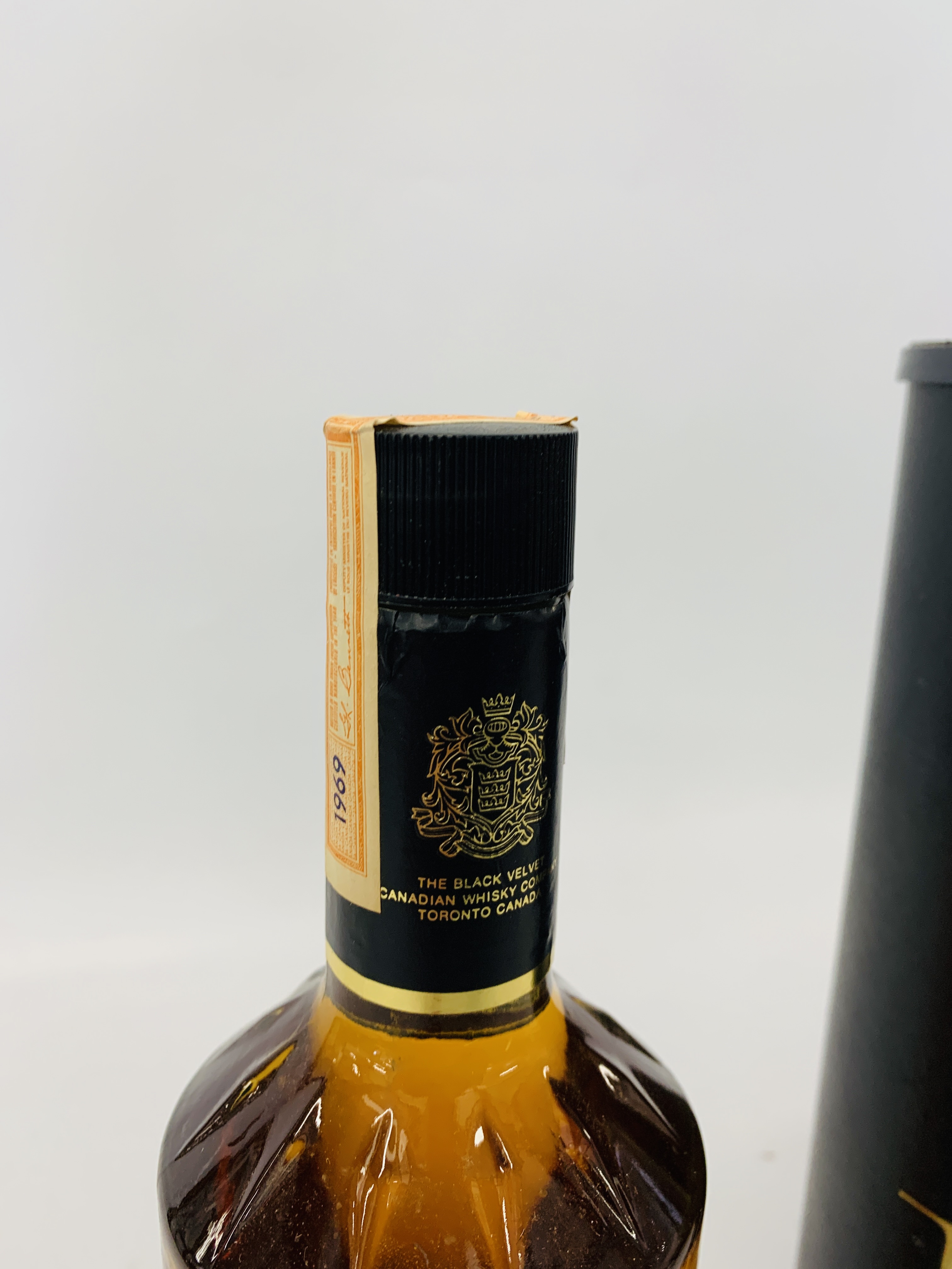 710ml BOTTLE GILBEY BLACK VELVET CANADIAN WHISKY WITH INTACT 1969 SEAL IN ORIGINAL TUBE - Image 3 of 4