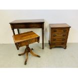 A REPRODUCTION MAHOGANY FINISH TWO DRAWER SIDE TABLE, WIDTH 80cm, HEIGHT 77cm,