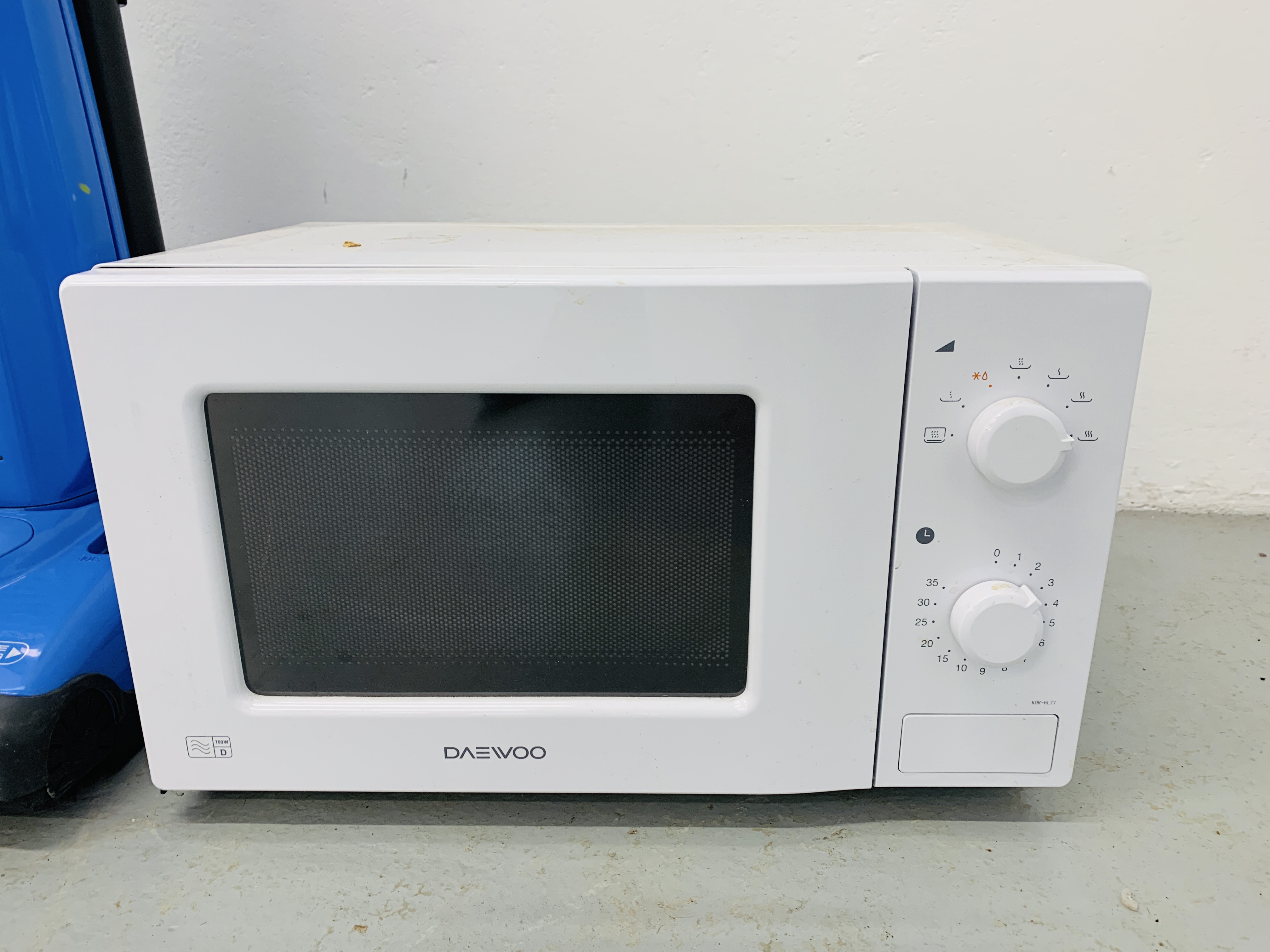 A PANASONIC 1600 WATT VACUUM CLEANER WITH ACCESSORIES PLUS A DAEWOO MICROWAVE OVEN - SOLD AS SEEN - Image 2 of 6