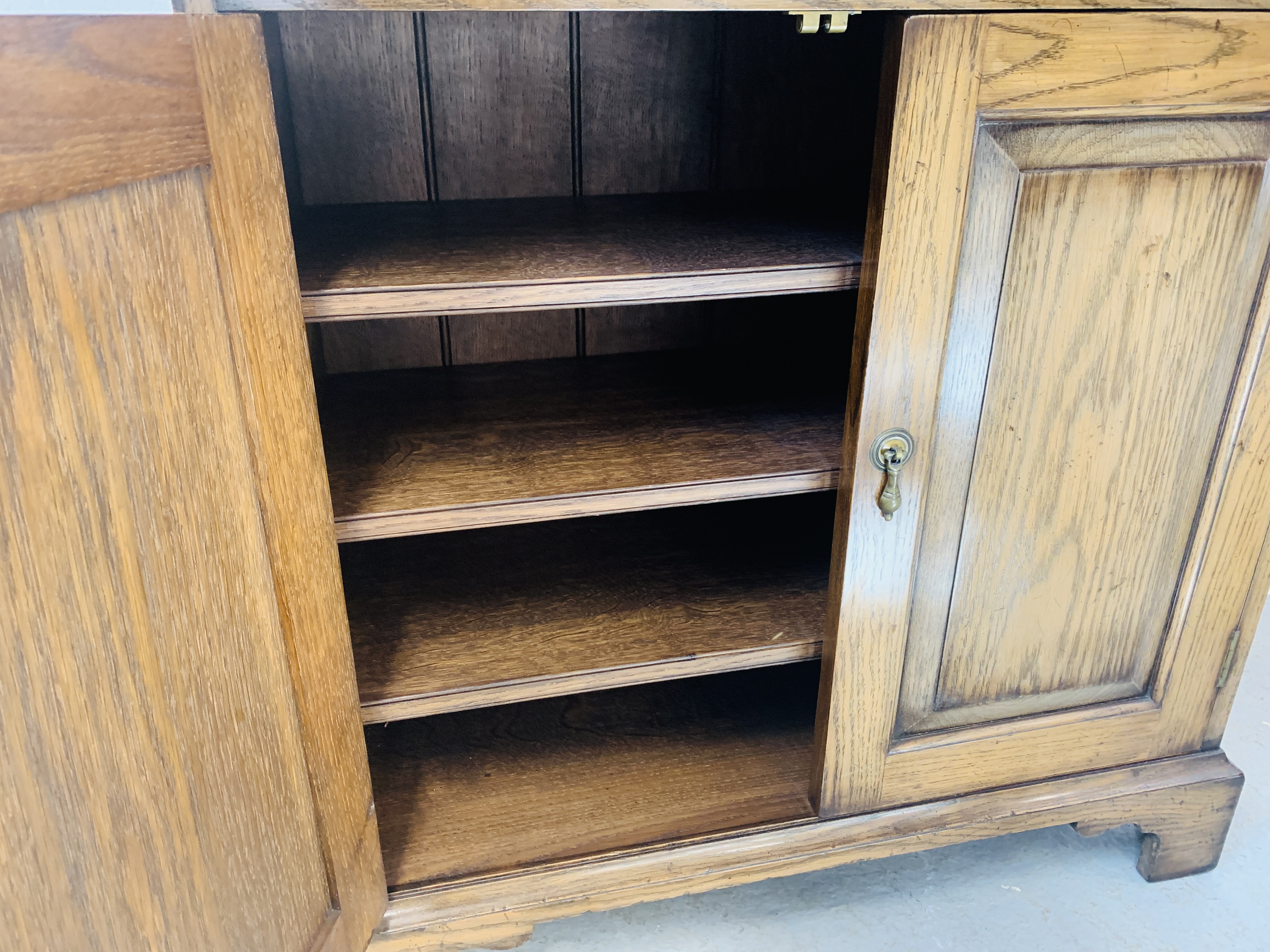 A QUALITY REPRODUCTION OAK BOOKCASE WITH CUPBOARD BASE BY DAVID NOTTAGE CABINET MAKER - W 75cm. - Image 12 of 14