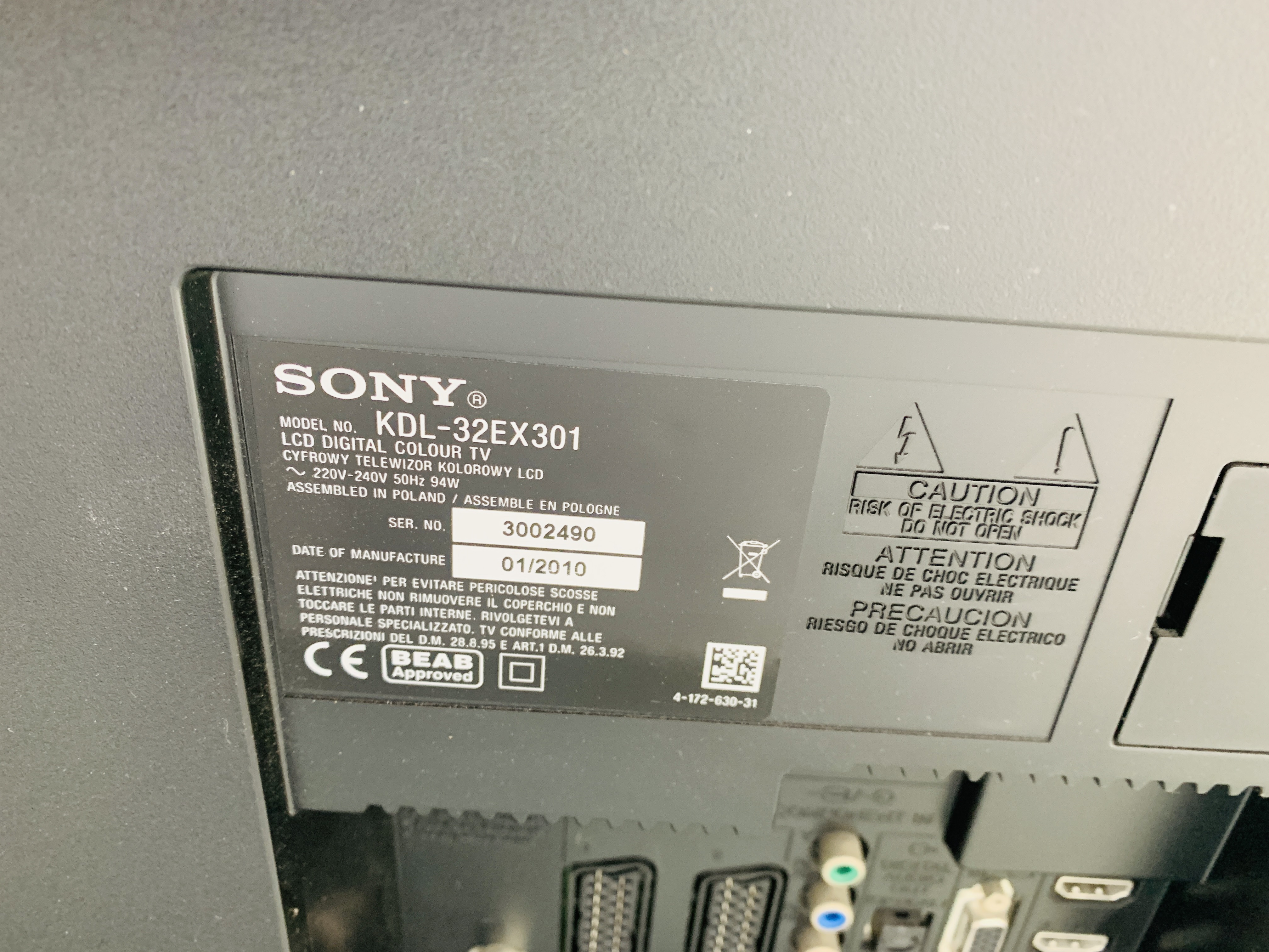 A SONY BRAVIA 32 INCH TELEVISION PLUS OVERSIZE REMOTE - SOLD AS SEEN - Image 7 of 7