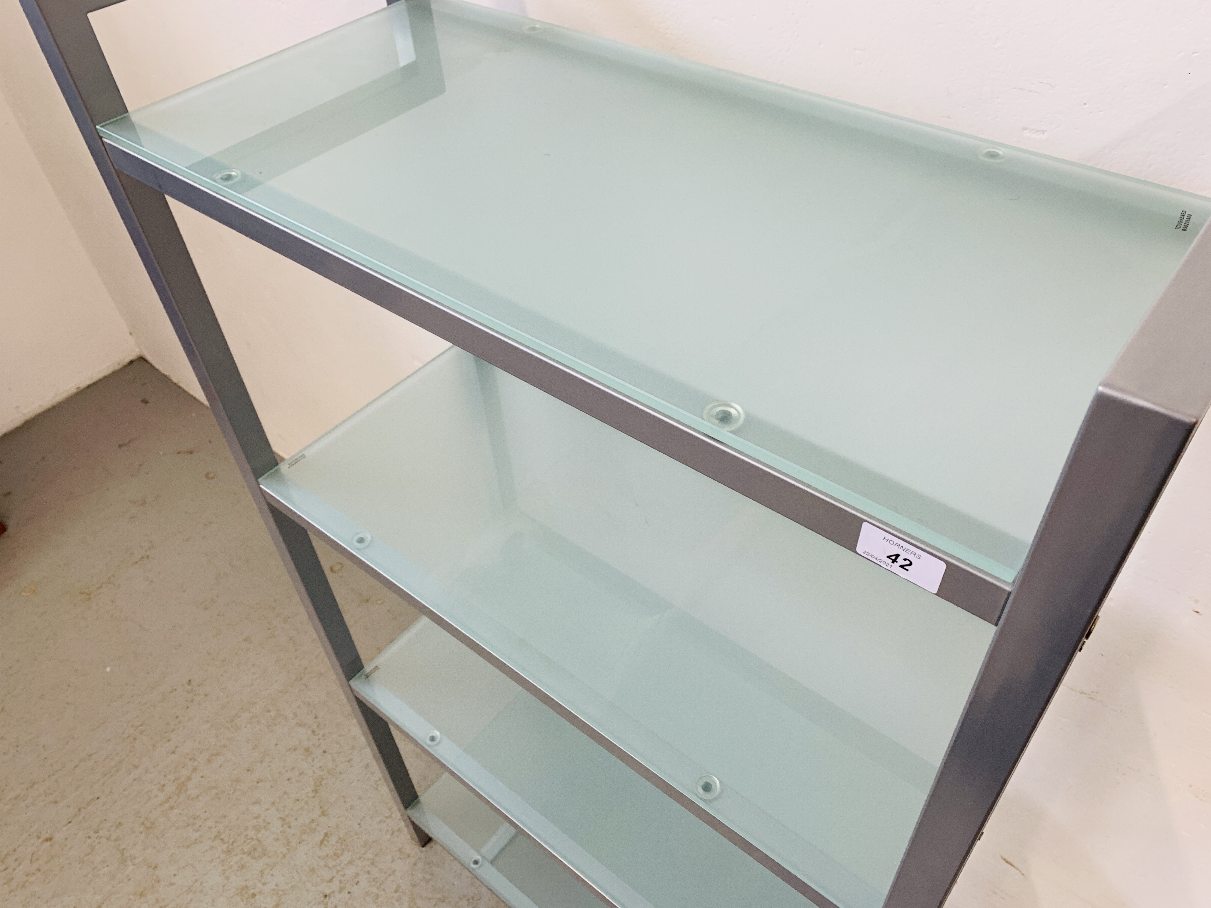 A MODERN DESIGNER STEEL FRAMED 4 TIER SHELF WITH GLASS SHELVES - Image 6 of 6