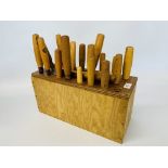 A COLLECTION OF 21 MAINLY MARBLES WOOD CHISELS