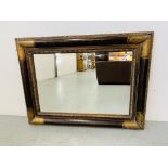 A QUALITY ARQADIA REPRODUCTION ANTIQUE STYLE RECTANGULAR WALL MIRROR WITH BEVELLED PLATE GLASS.