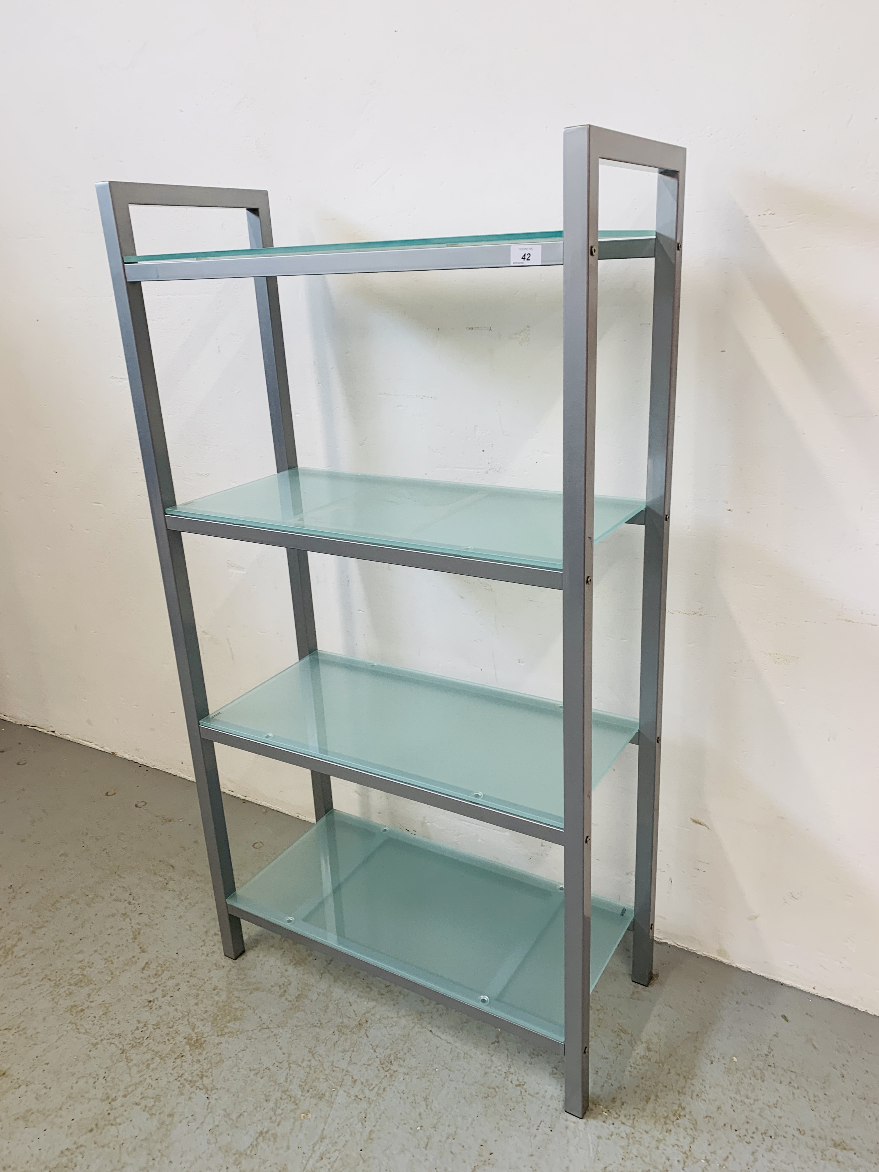 A MODERN DESIGNER STEEL FRAMED 4 TIER SHELF WITH GLASS SHELVES - Image 3 of 6