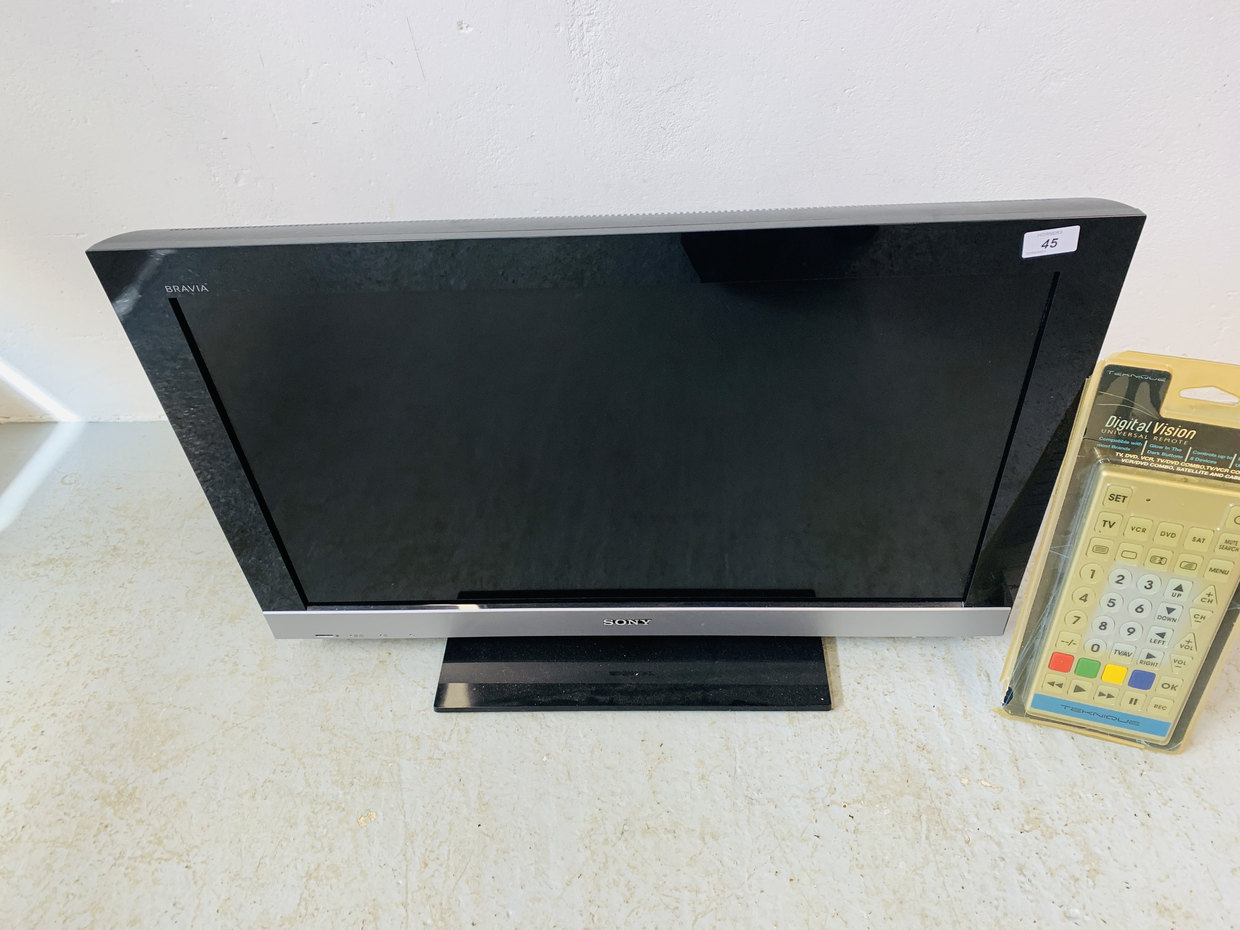 A SONY BRAVIA 32 INCH TELEVISION PLUS OVERSIZE REMOTE - SOLD AS SEEN - Image 3 of 7