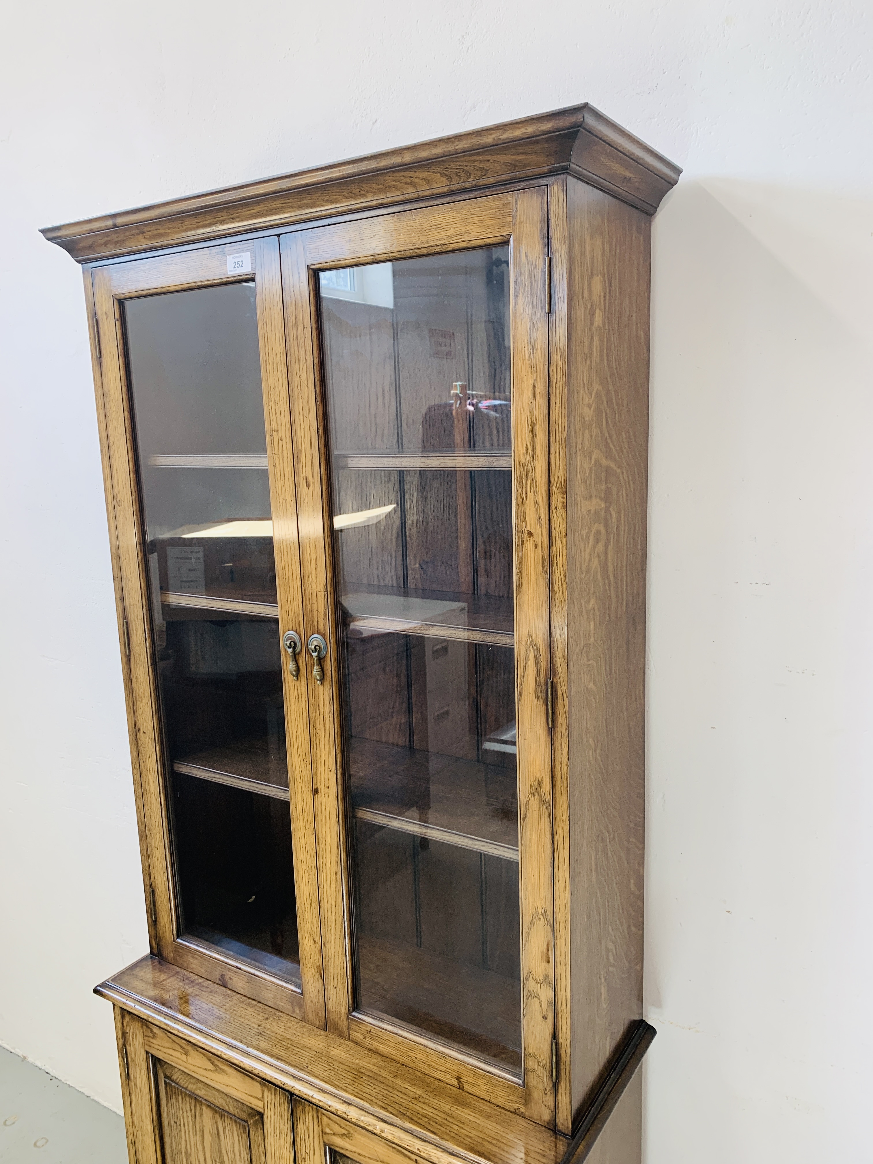 A QUALITY REPRODUCTION OAK BOOKCASE WITH CUPBOARD BASE BY DAVID NOTTAGE CABINET MAKER - W 75cm. - Image 6 of 14