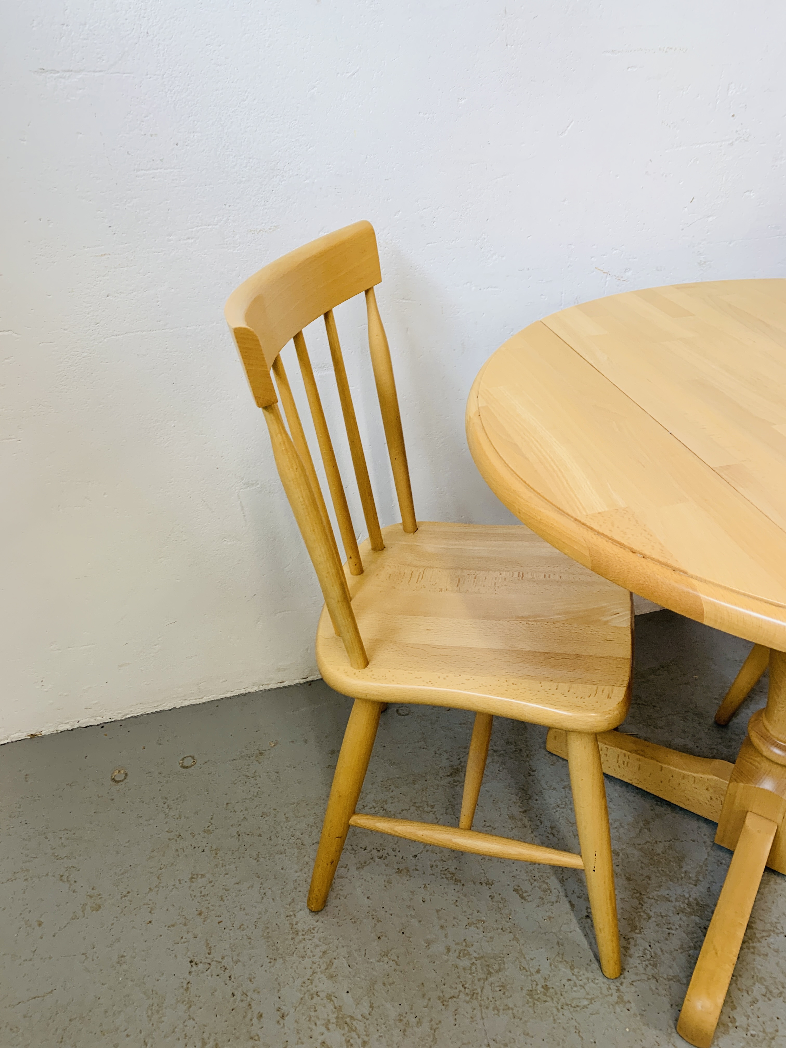 A CIRCULAR DROP SIDE BEECH WOOD KITCHEN TABLE WITH FOUR CHAIRS - Image 5 of 6