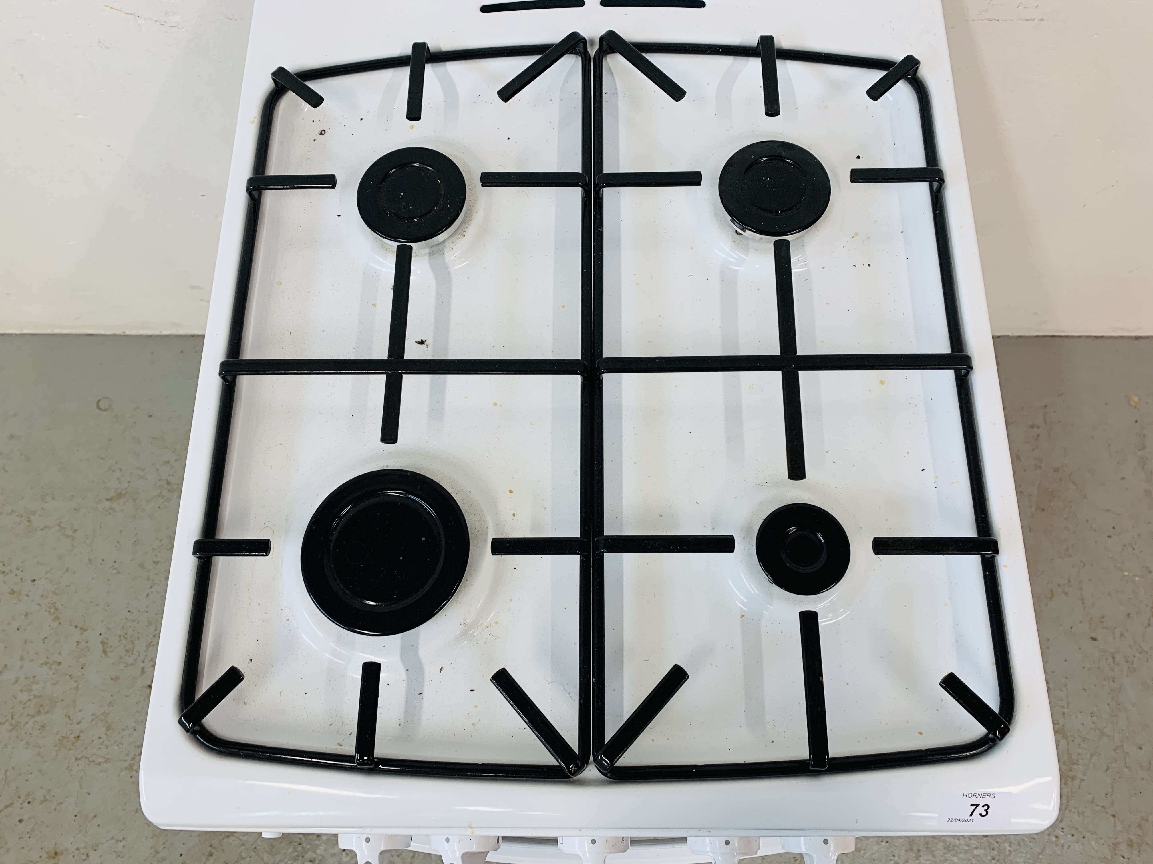 AN ESSENTIALS MAINS GAS SINGLE OVEN SLOT IN COOKER MODEL CFS9WU17 - SOLD AS SEEN (TRADE ONLY) - Image 4 of 11