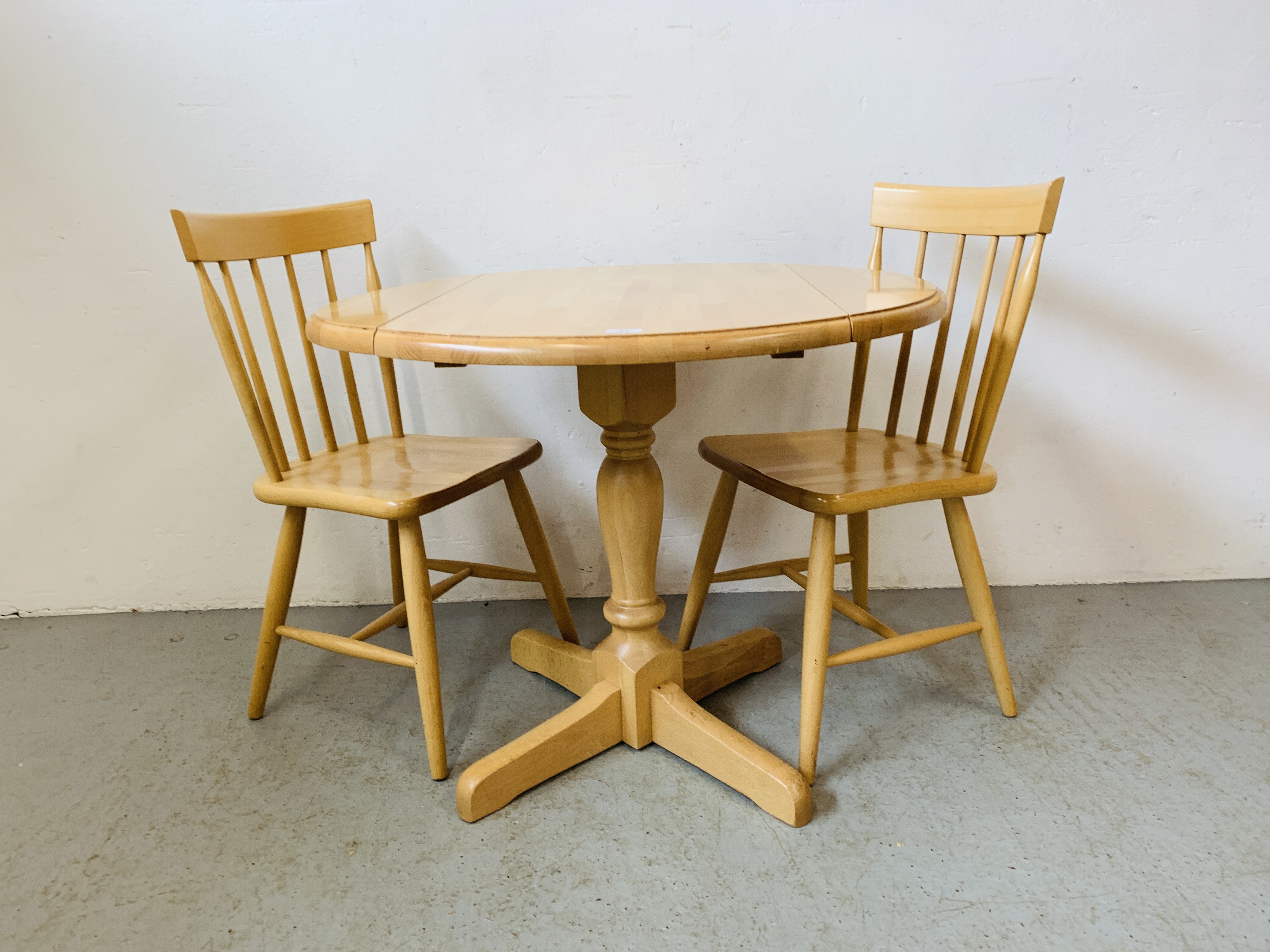 A CIRCULAR DROP SIDE BEECH WOOD KITCHEN TABLE WITH FOUR CHAIRS - Image 3 of 6