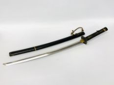 AN ANTIQUE SAMURAI SWORD IN BLACK LACQUERED SHEATH WITH DECORATIVE HANDLE.