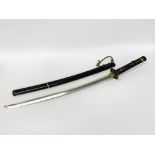 AN ANTIQUE SAMURAI SWORD IN BLACK LACQUERED SHEATH WITH DECORATIVE HANDLE.