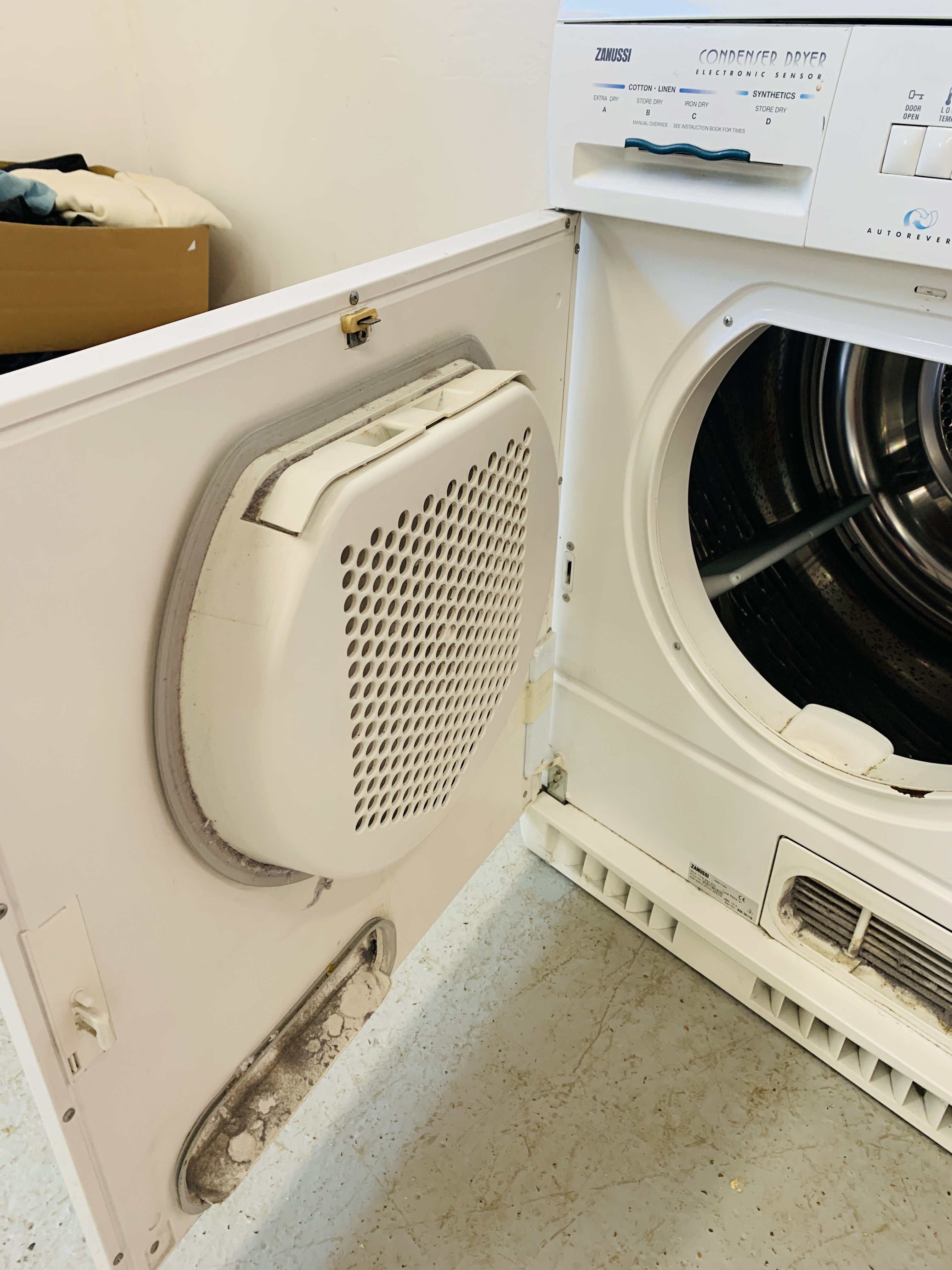 A ZANUSSI CONDENSER TUMBLE DRYER - SOLD AS SEEN - Image 5 of 5