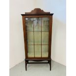 AN EDWARDIAN MAHOGANY DISPLAY CABINET WITH STRINGING INLAID DETAIL. W 73cm. H 171cm. D 35cm.