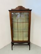 AN EDWARDIAN MAHOGANY DISPLAY CABINET WITH STRINGING INLAID DETAIL. W 73cm. H 171cm. D 35cm.