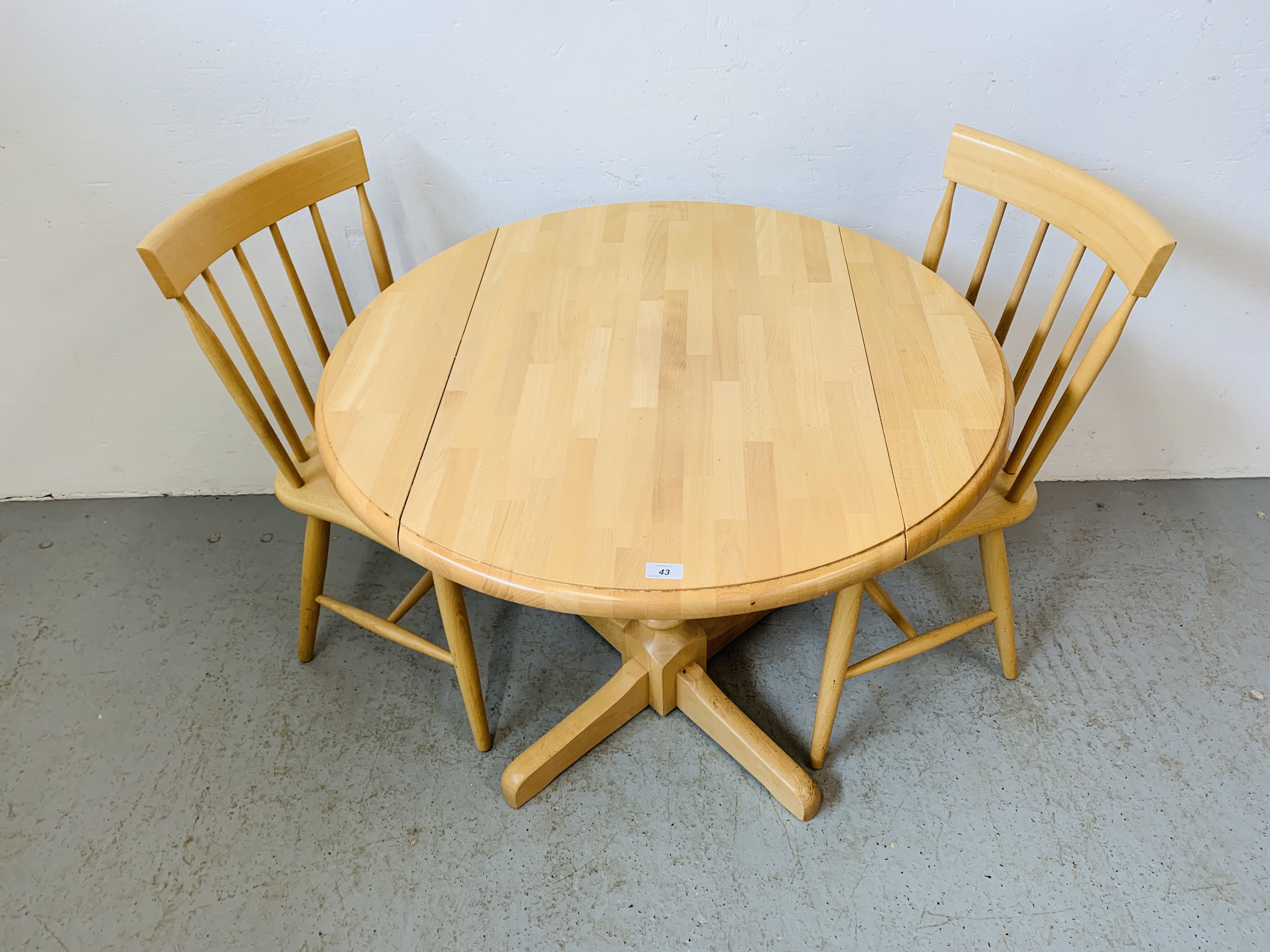 A CIRCULAR DROP SIDE BEECH WOOD KITCHEN TABLE WITH FOUR CHAIRS - Image 2 of 6