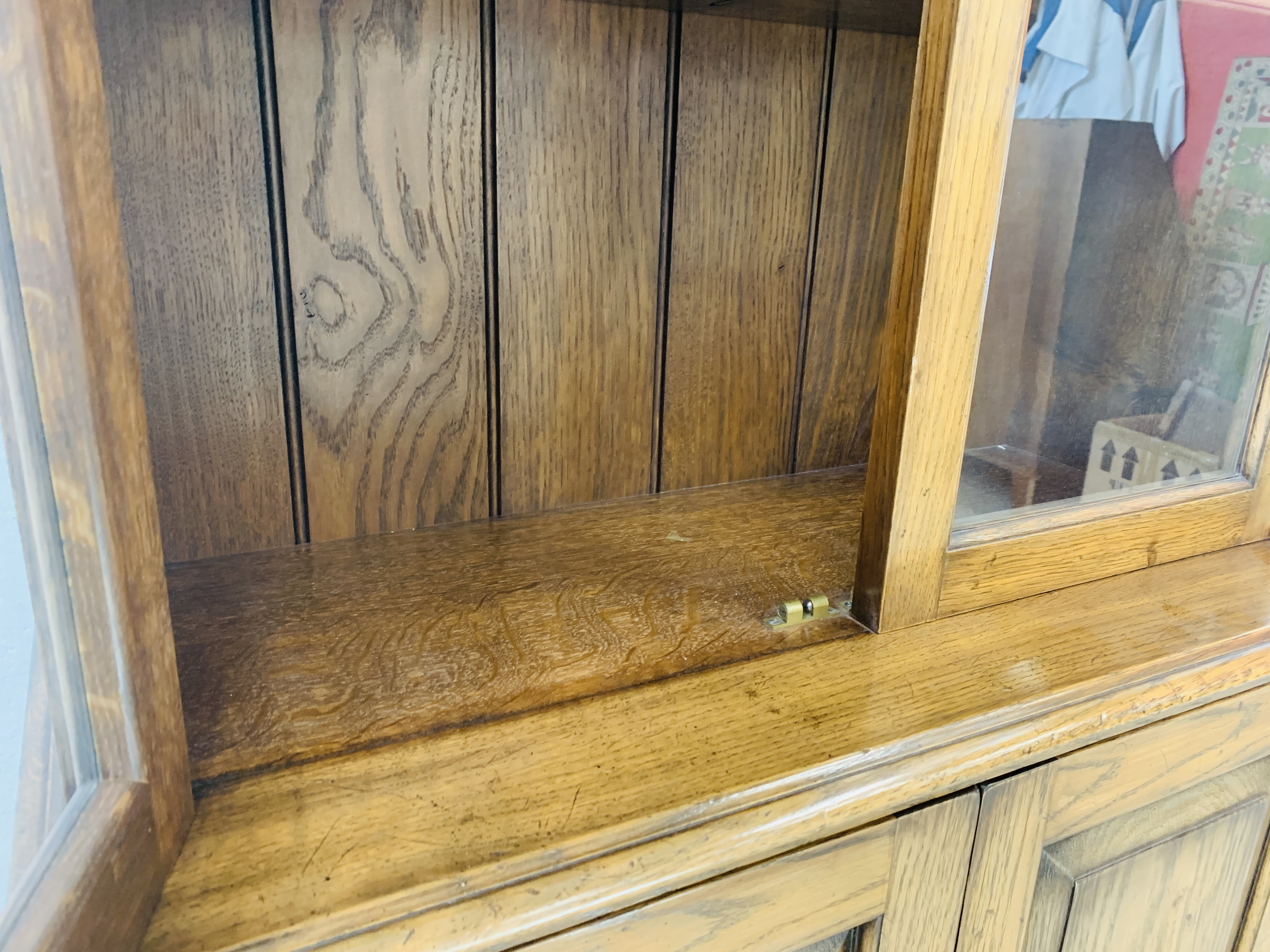 A QUALITY REPRODUCTION OAK BOOKCASE WITH CUPBOARD BASE BY DAVID NOTTAGE CABINET MAKER - W 75cm. - Image 11 of 14