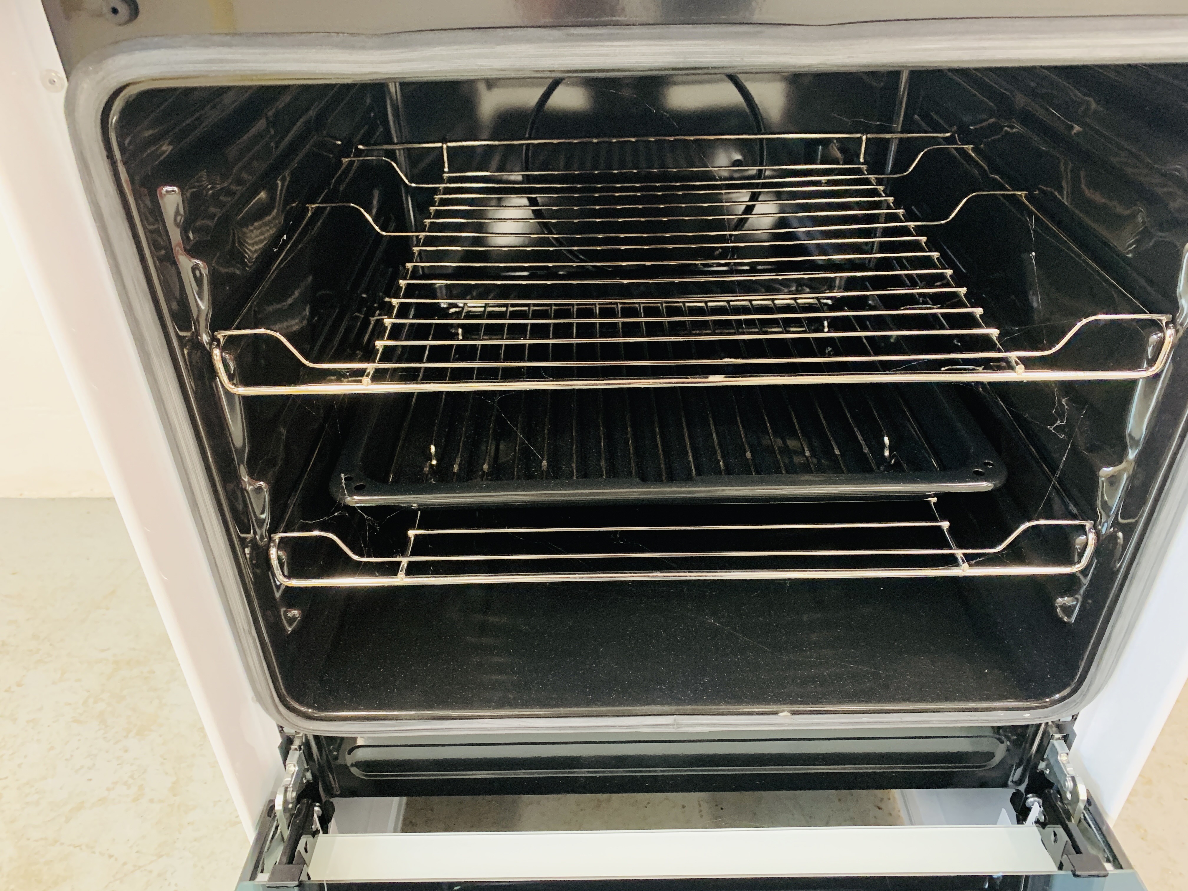 AN ESSENTIALS MAINS GAS SINGLE OVEN SLOT IN COOKER MODEL CFS9WU17 - SOLD AS SEEN (TRADE ONLY) - Image 9 of 11