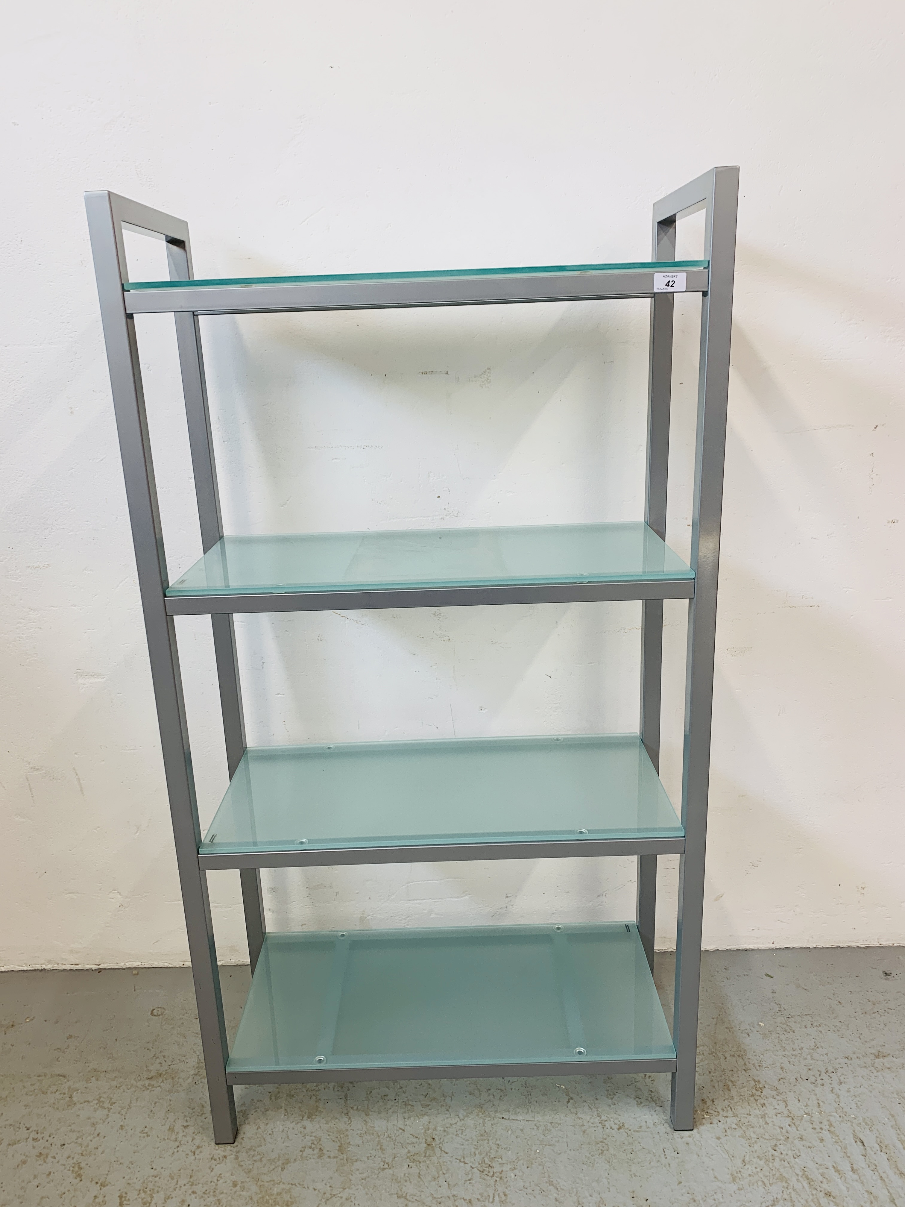 A MODERN DESIGNER STEEL FRAMED 4 TIER SHELF WITH GLASS SHELVES