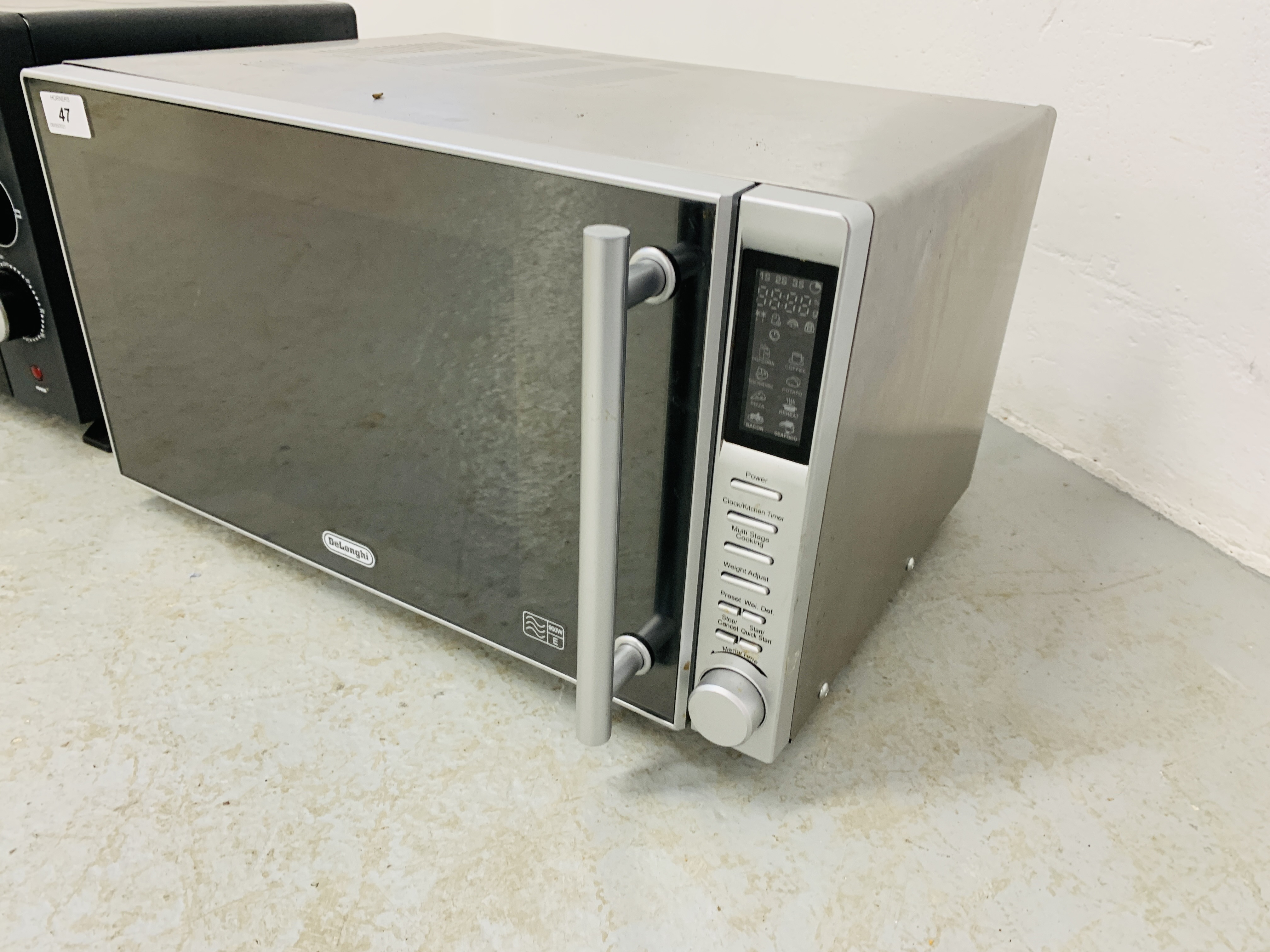 A DELONGHI 900 WATT MICROWAVE OVEN AND A COOKWORKS TABLE TOP OVEN - SOLD AS SEEN - Image 6 of 9