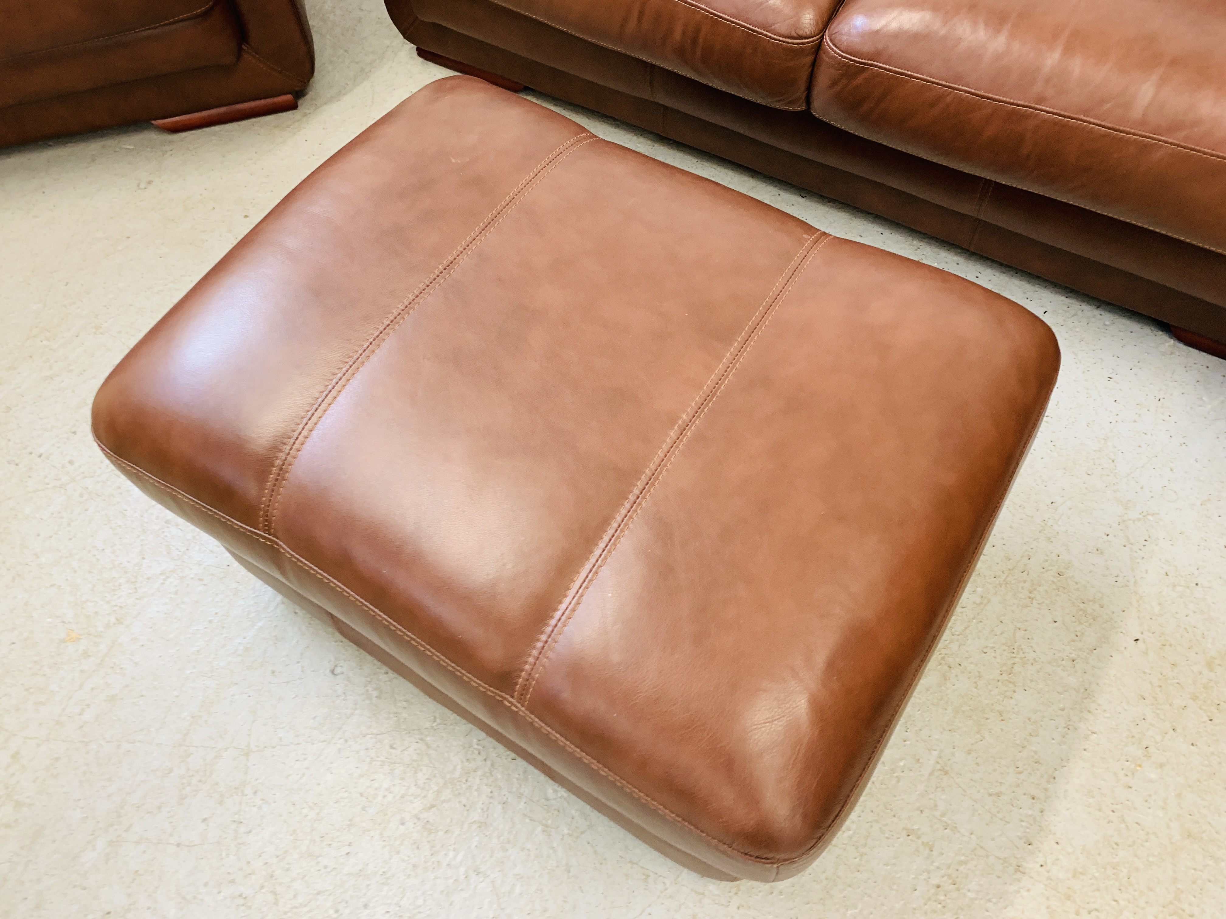 A GOOD QUALITY TAN LEATHER THREE PIECE LOUNGE SUITE WITH MATCHING FOOT STOOL - Image 5 of 24