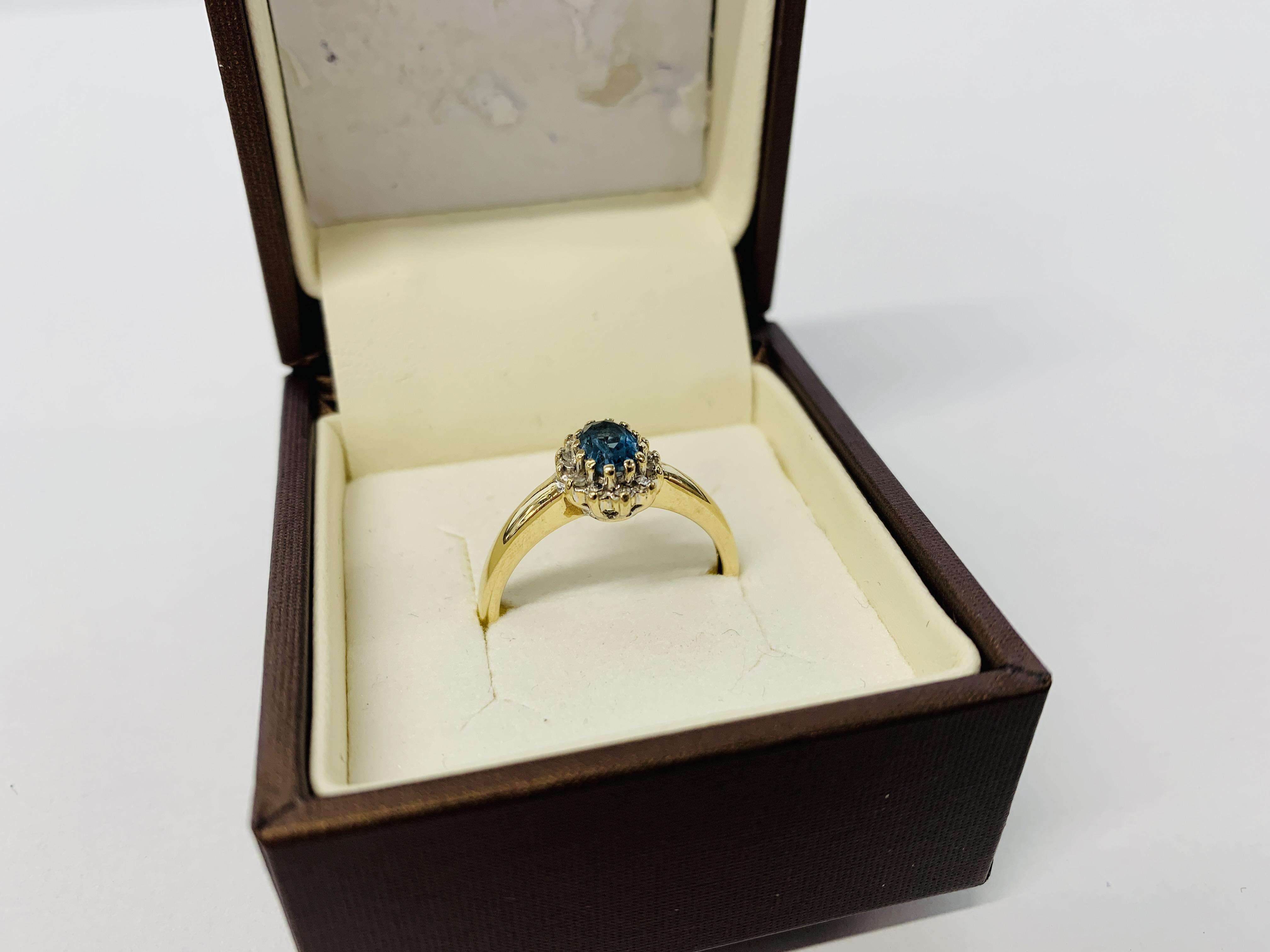 A 9CT GOLD CORNFLOWER BLUE SAPPHIRE AND DIAMOND RING - Image 2 of 8