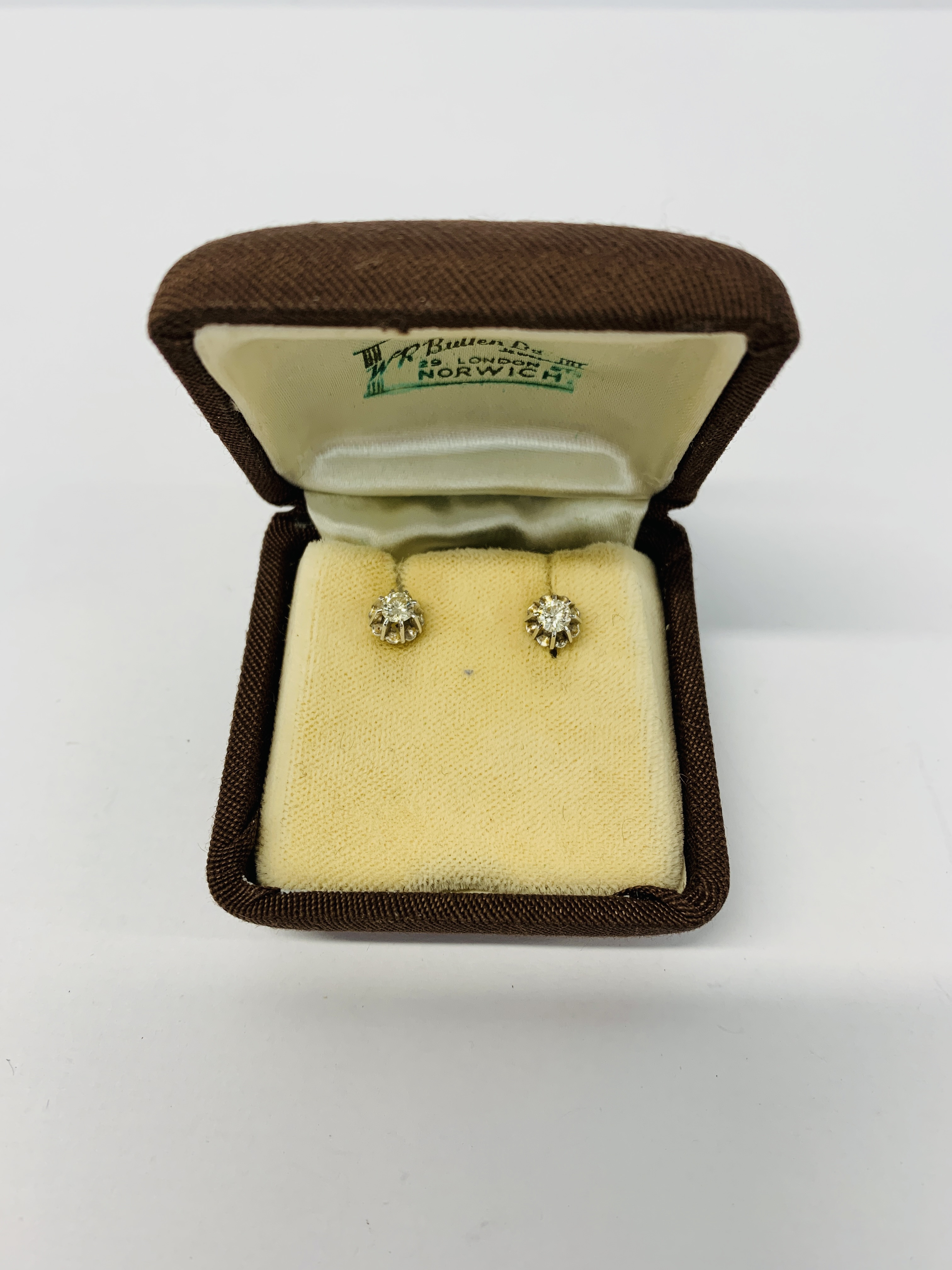 A PAIR OF 18CT WHITE GOLD DIAMOND STUD EARRINGS.